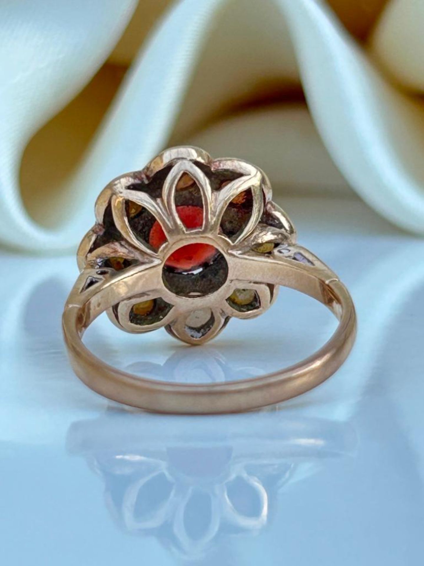 Chunky 9ct Yellow Gold Garnet and Pearl Ring - Image 6 of 7