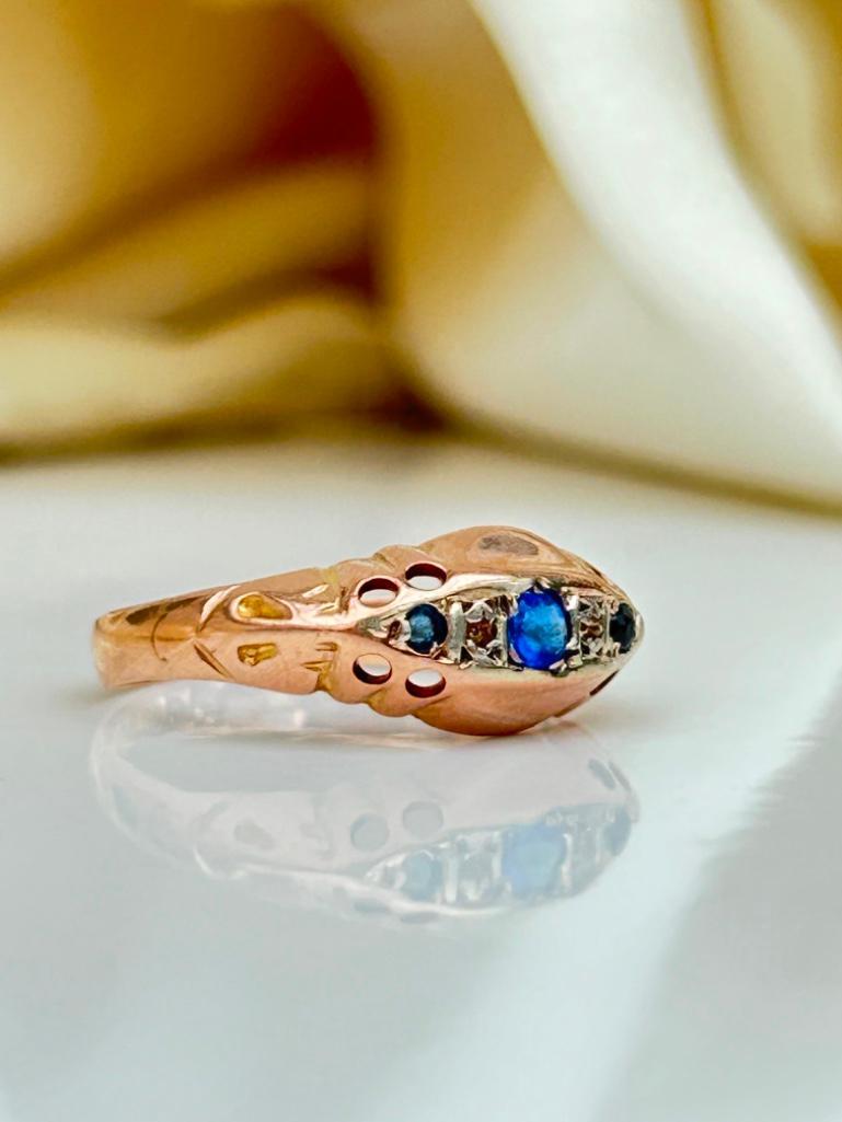 Sweet 9ct Gold Sapphire and Diamond 5 Stone Ring - Image 5 of 8