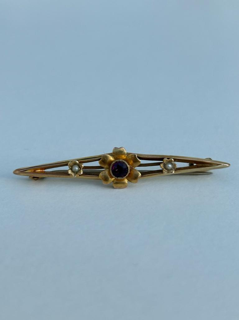 Amethyst and Pearl Flower Bar Brooch in Yellow Gold - Image 4 of 5