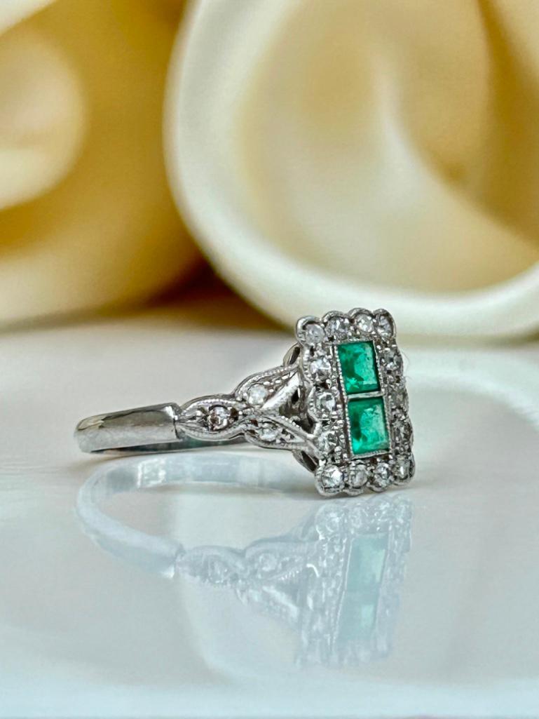 Wonderful Art Deco Era Platinum Emerald and Diamond Ring - Image 2 of 11