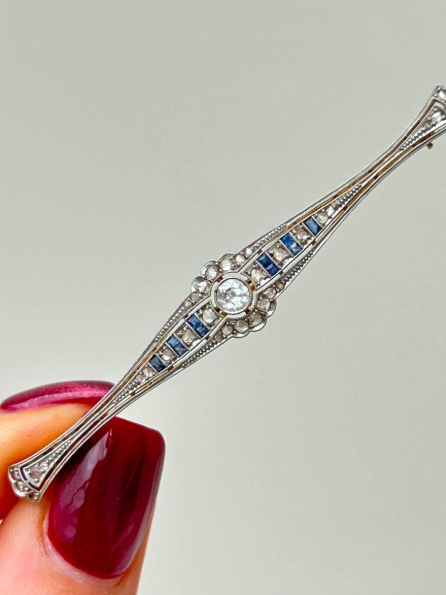Wonderful Art Deco Era 18ct Gold Sapphire and Diamond Bar Brooch - Image 3 of 10