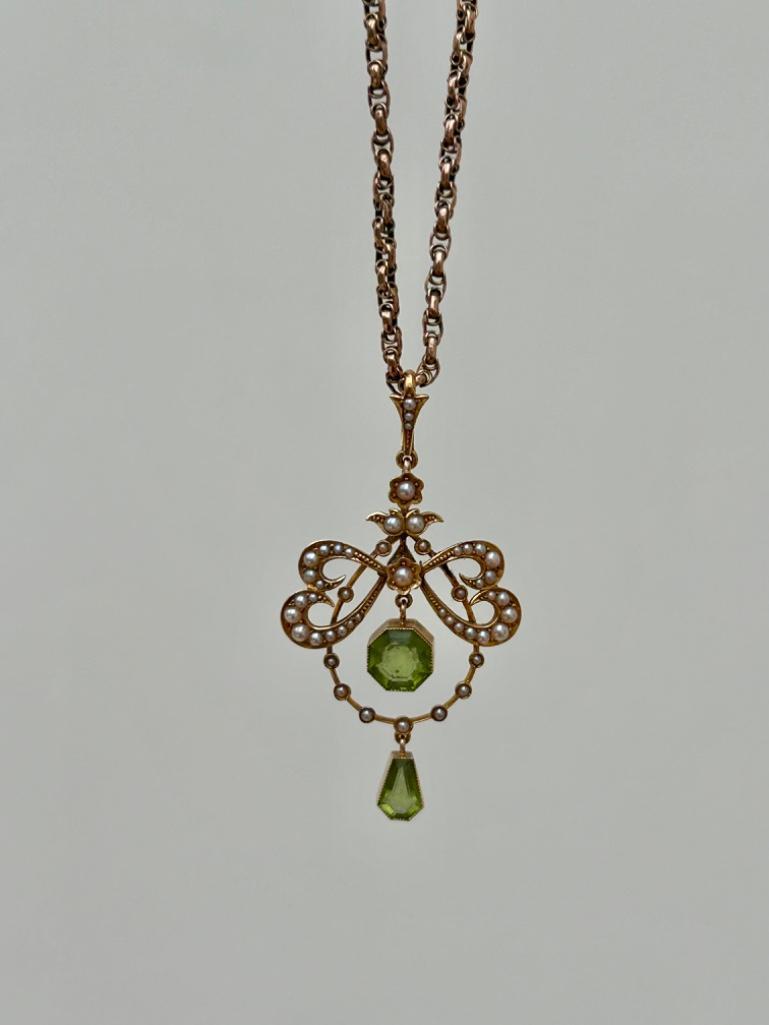 Antique 18ct Yellow Gold Peridot and Pearl Bow Pendant on Gold Chain - Image 5 of 6