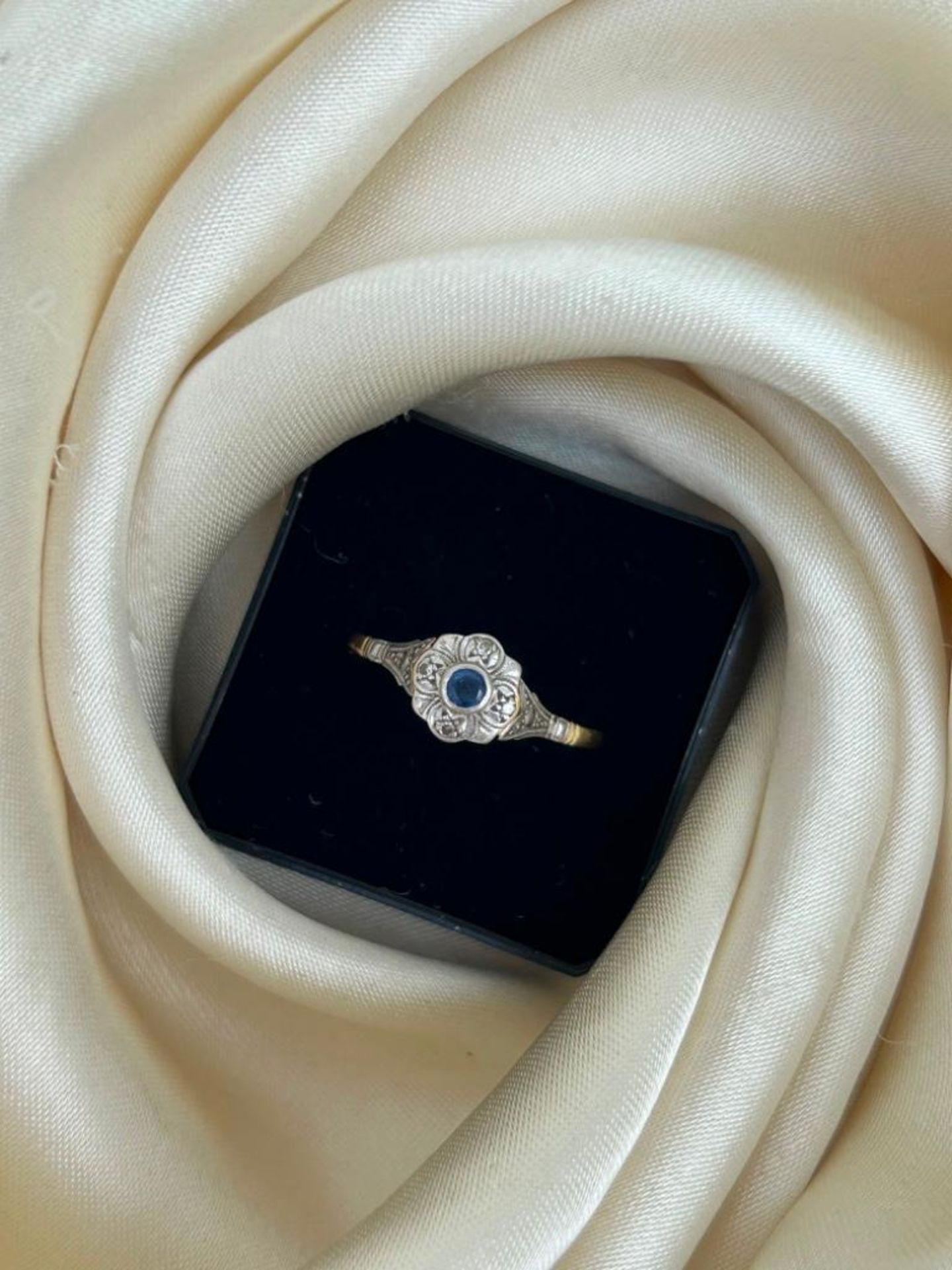 Art Deco Era 18ct Yellow Gold and Platinum Sapphire Diamond Ring - Image 4 of 7