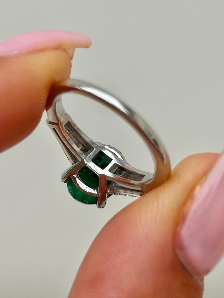 Wonderful Platinum Emerald Ring with Baguette Diamond Shoulders - Image 6 of 7