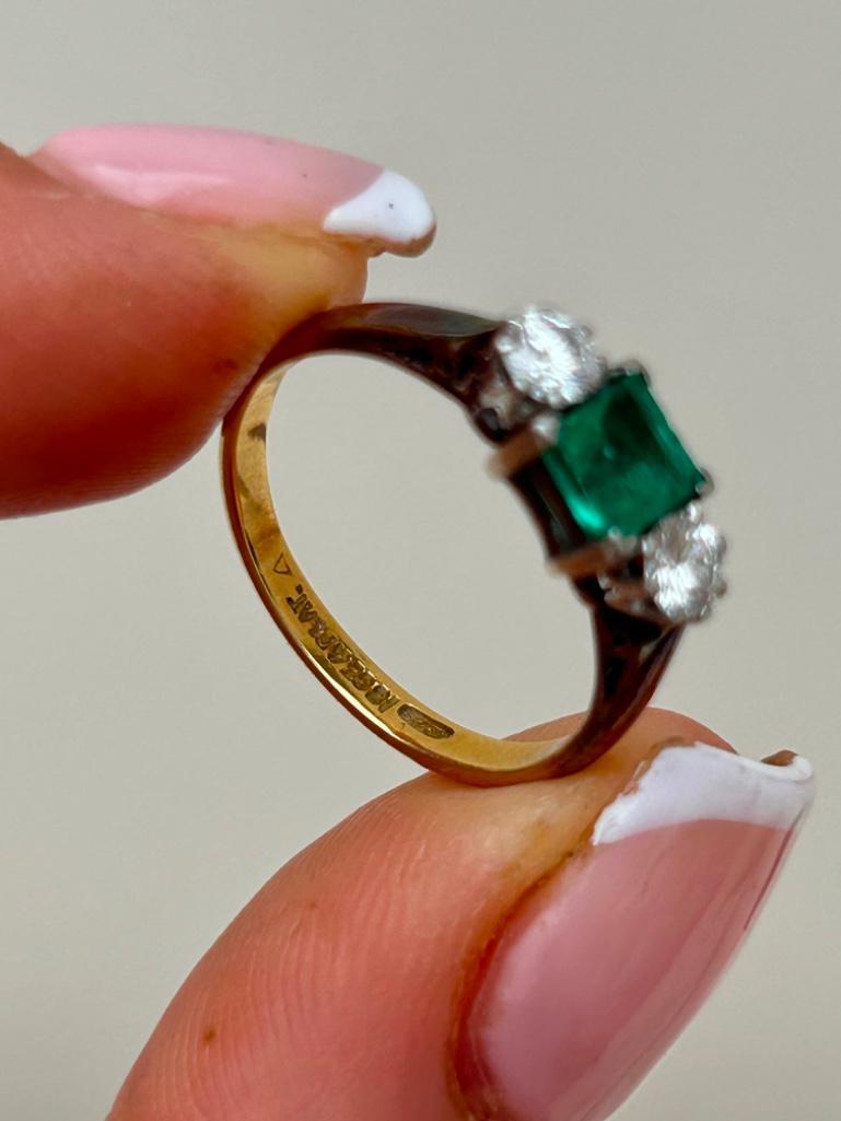 Amazing 18ct Yellow Gold Platinum Emerald and Diamond 3 Stone Ring - Image 6 of 6