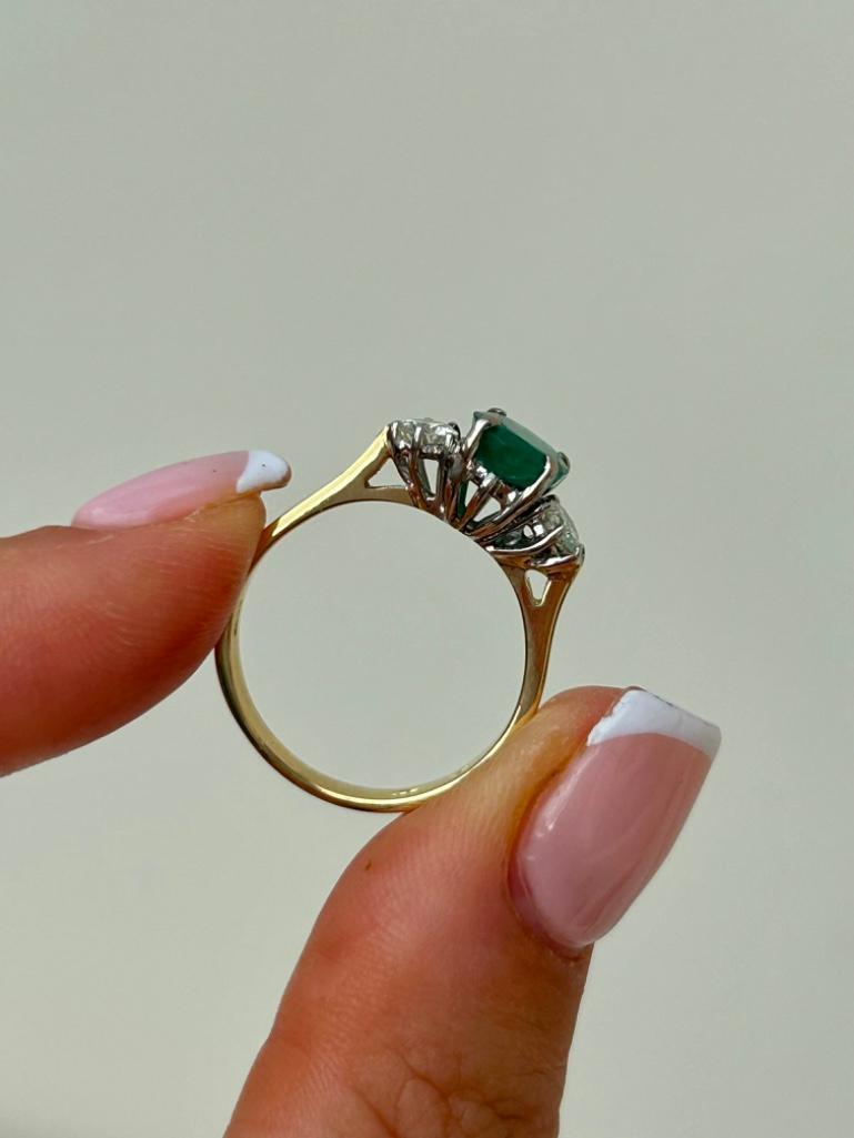 18ct Gold Emerald and Diamond Ring - Image 5 of 7