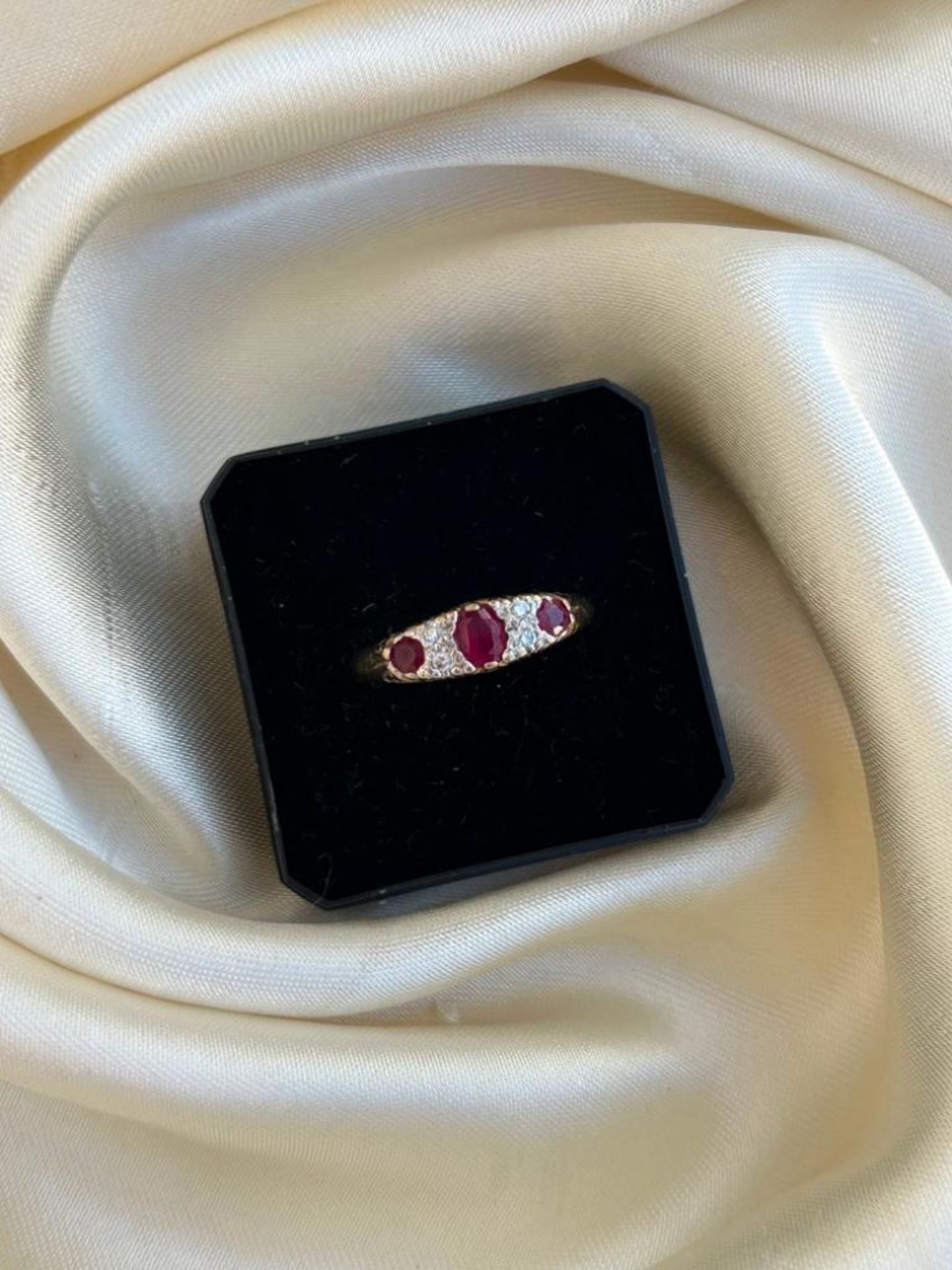 Chunky Vintage 9ct Gold Ruby and Diamond 3 Stone Ring - Image 4 of 6
