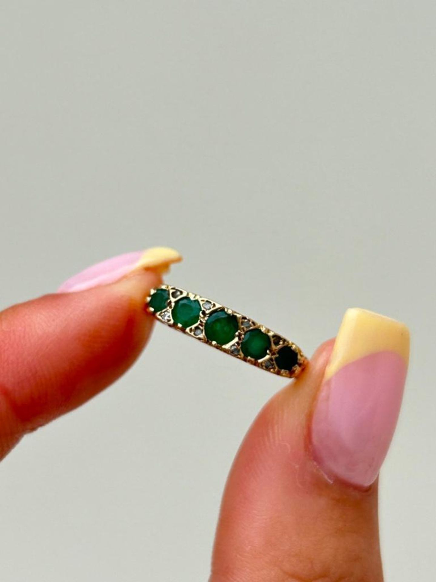 18ct Yellow Gold Emerald 5 Stone Ring with Diamond Points - Image 5 of 8