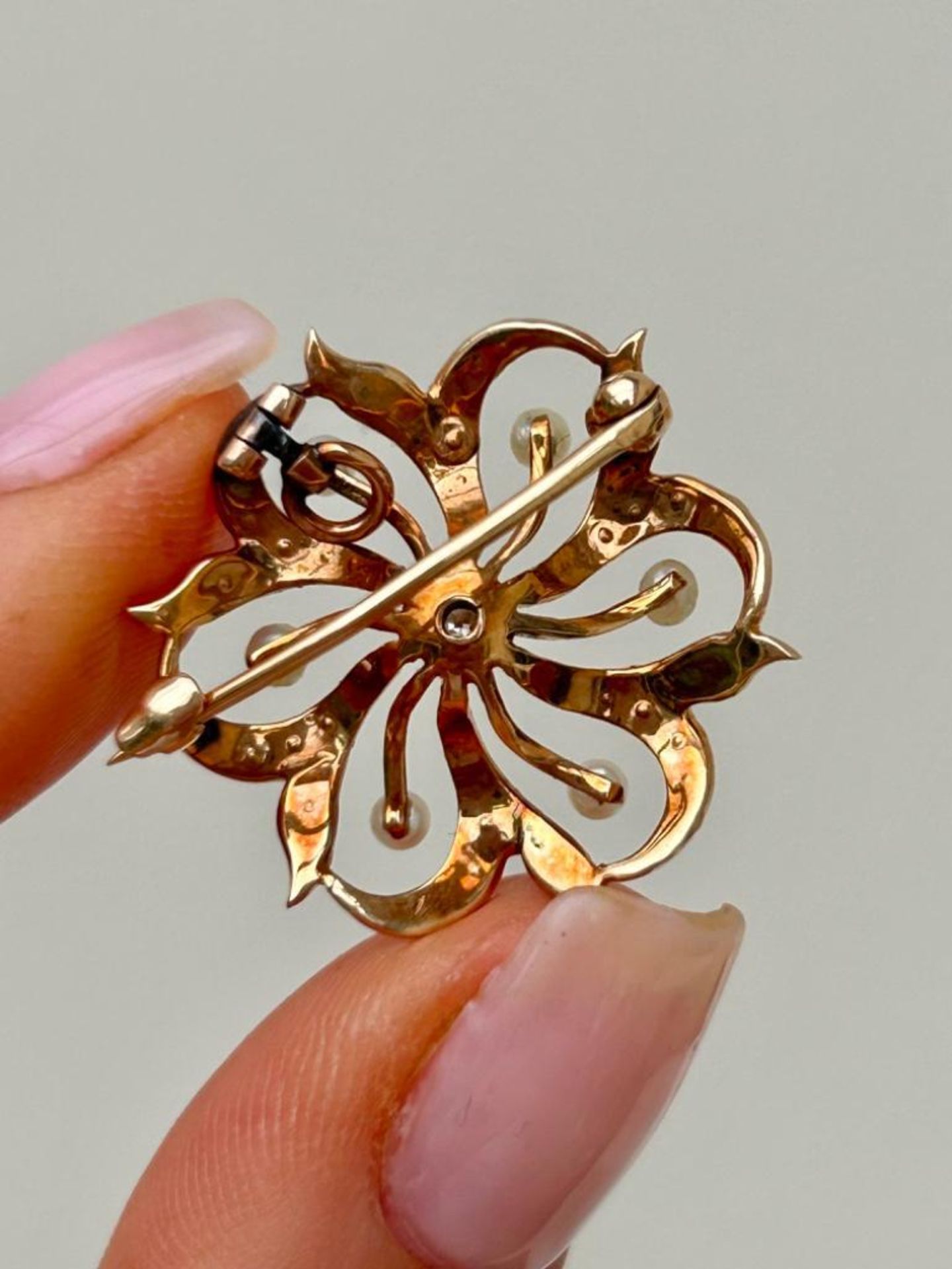 Antique Gold Pearl and Diamond Flower Pendant / Brooch - Image 4 of 4