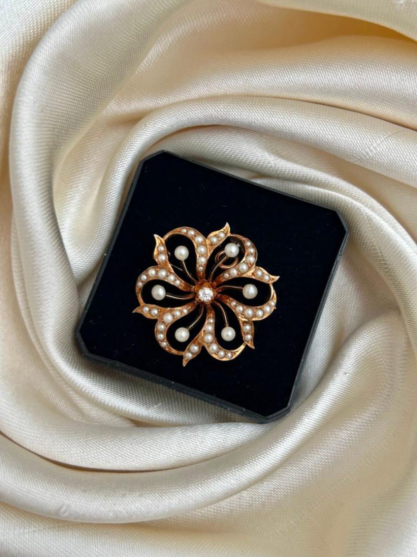 Antique Gold Pearl and Diamond Flower Pendant / Brooch - Image 3 of 4