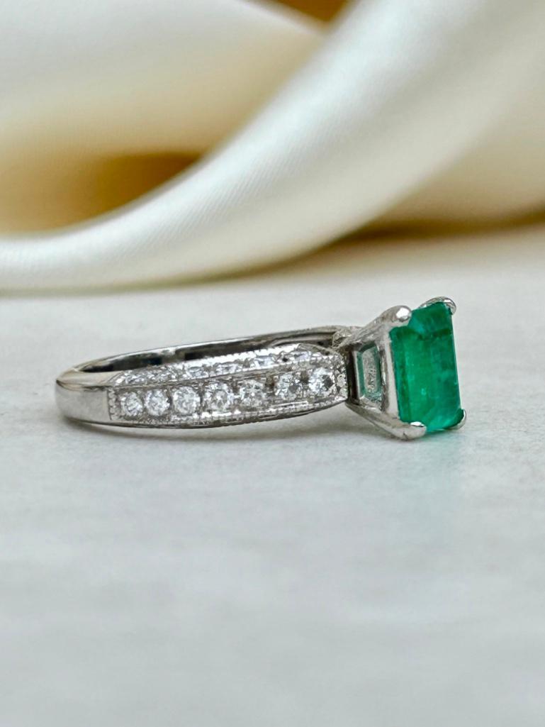 Outstanding Platinum Emerald and Diamond Ring - Image 2 of 10