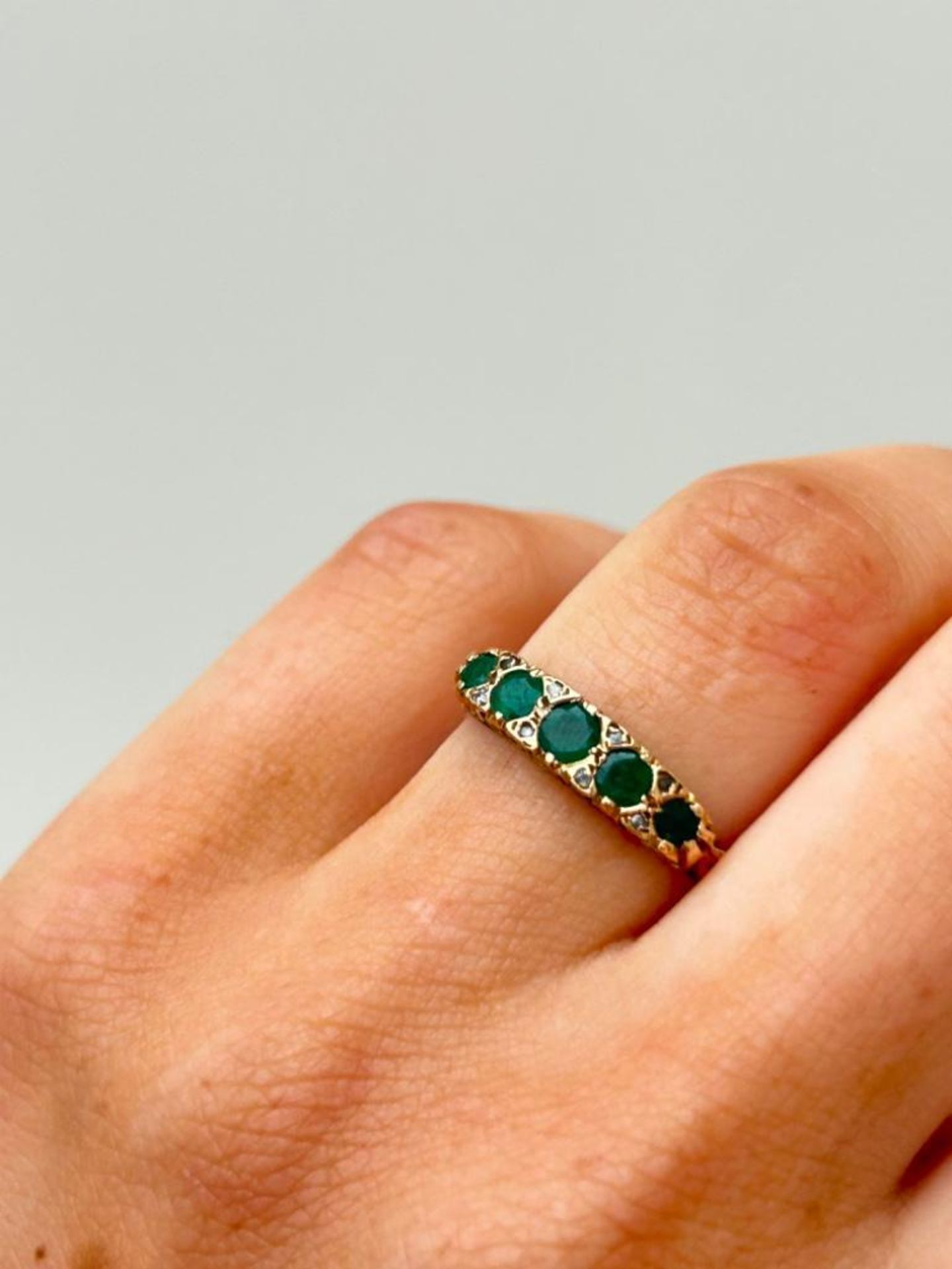 18ct Yellow Gold Emerald 5 Stone Ring with Diamond Points - Image 2 of 8