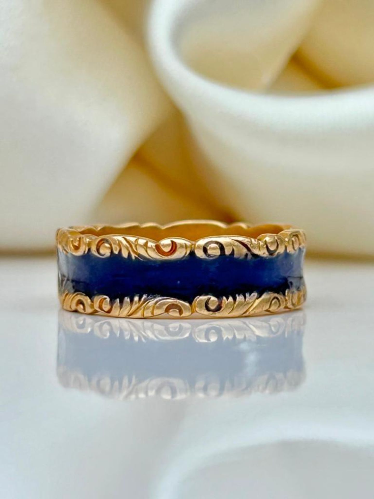 Chunky 18ct Yellow Gold Blue Morning Band Ring - Image 2 of 8