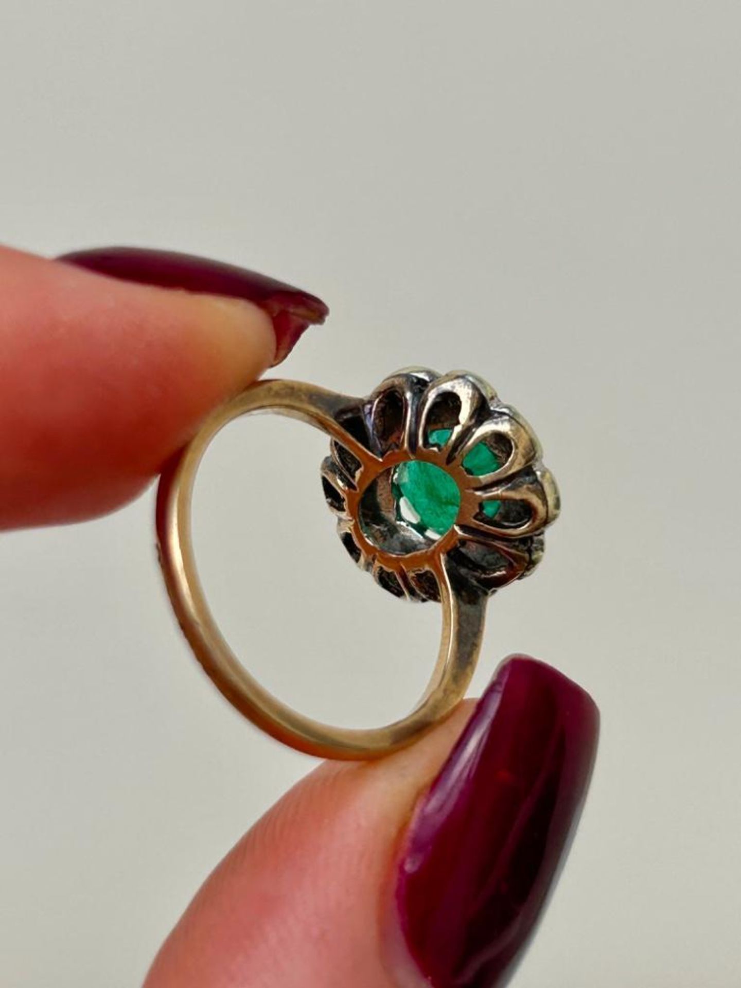 Emerald and Diamond Cluster Ring in 9ct Gold - Image 5 of 7