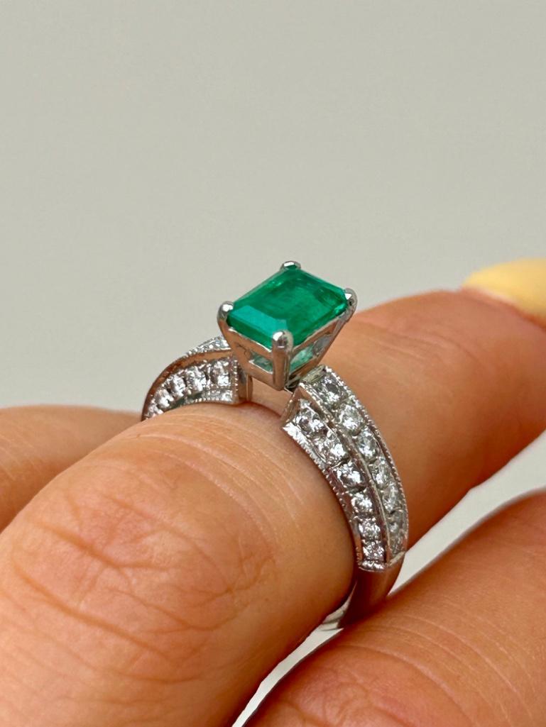 Outstanding Platinum Emerald and Diamond Ring - Image 4 of 10