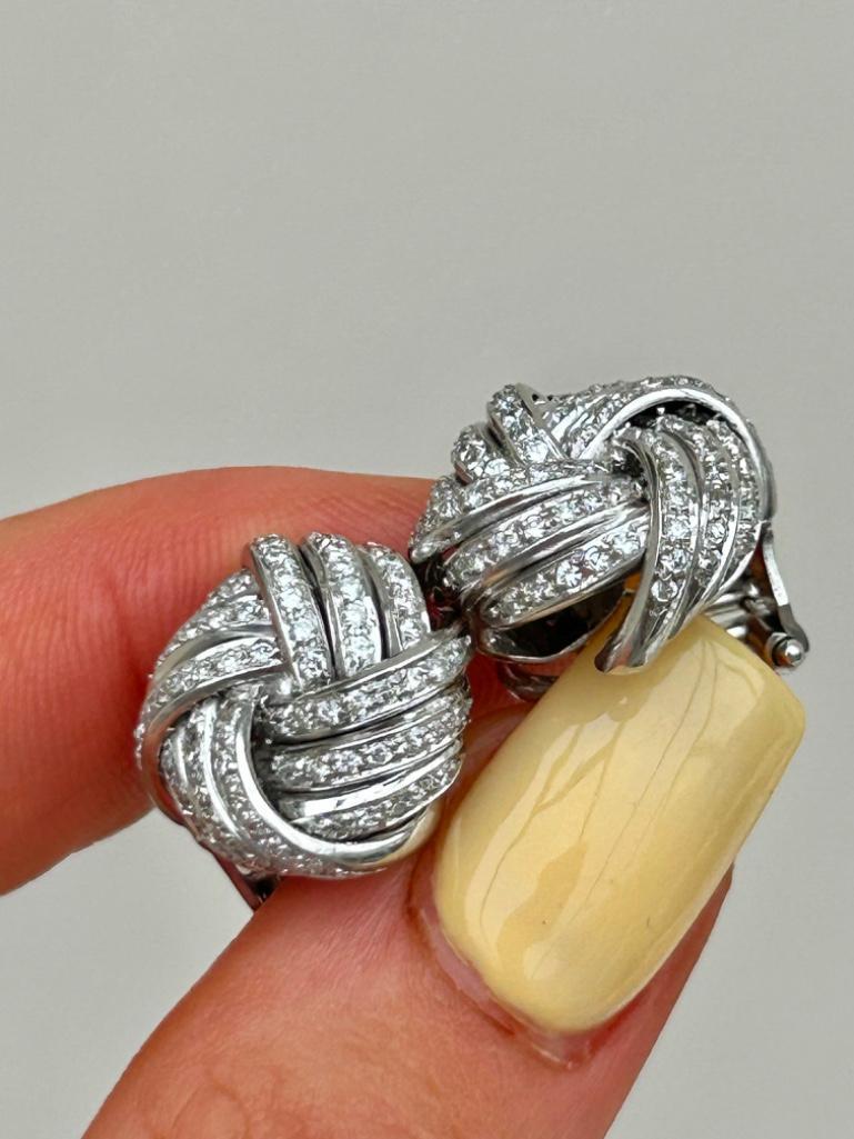 Outstanding 18ct White Gold Large Diamond Swirl Earrings - Image 5 of 7