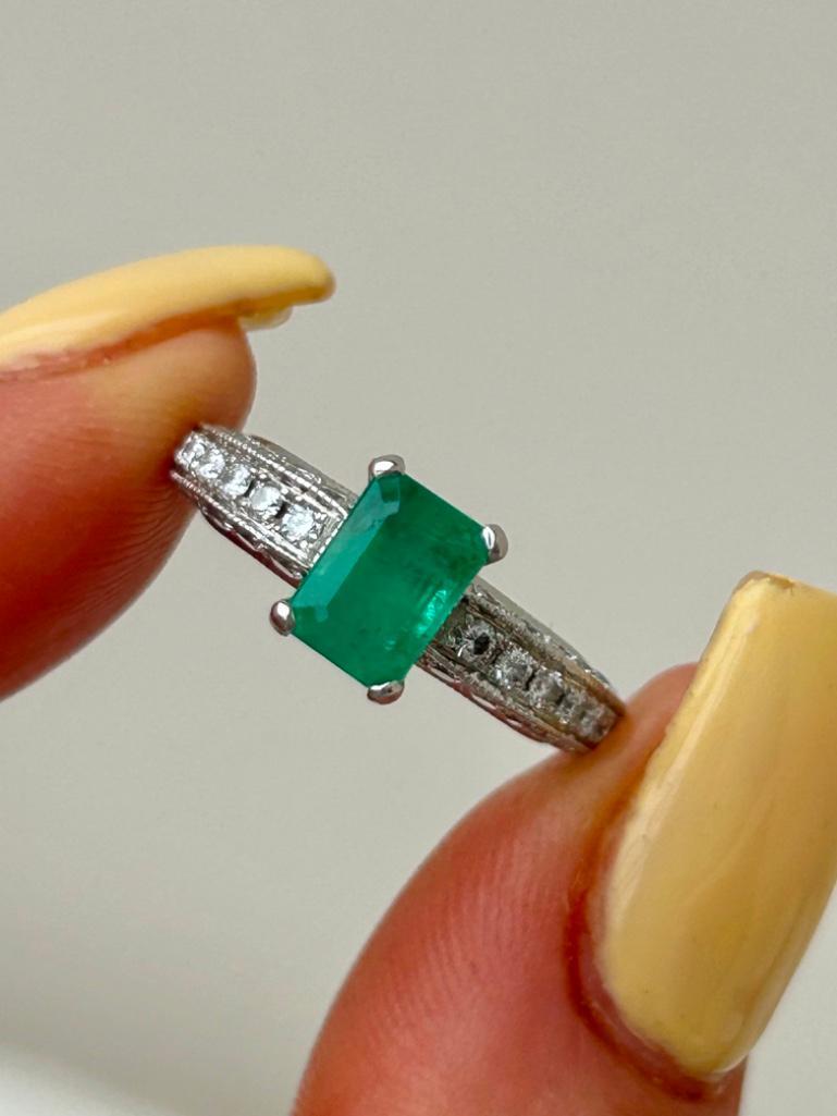 Outstanding Platinum Emerald and Diamond Ring - Image 3 of 10