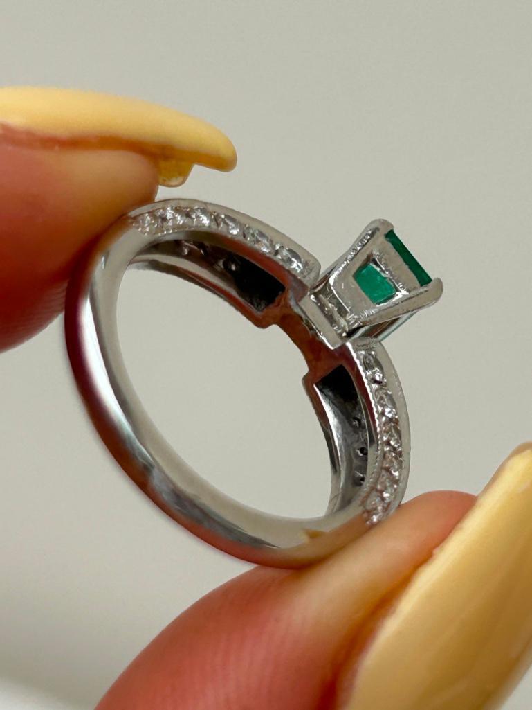 Outstanding Platinum Emerald and Diamond Ring - Image 7 of 10