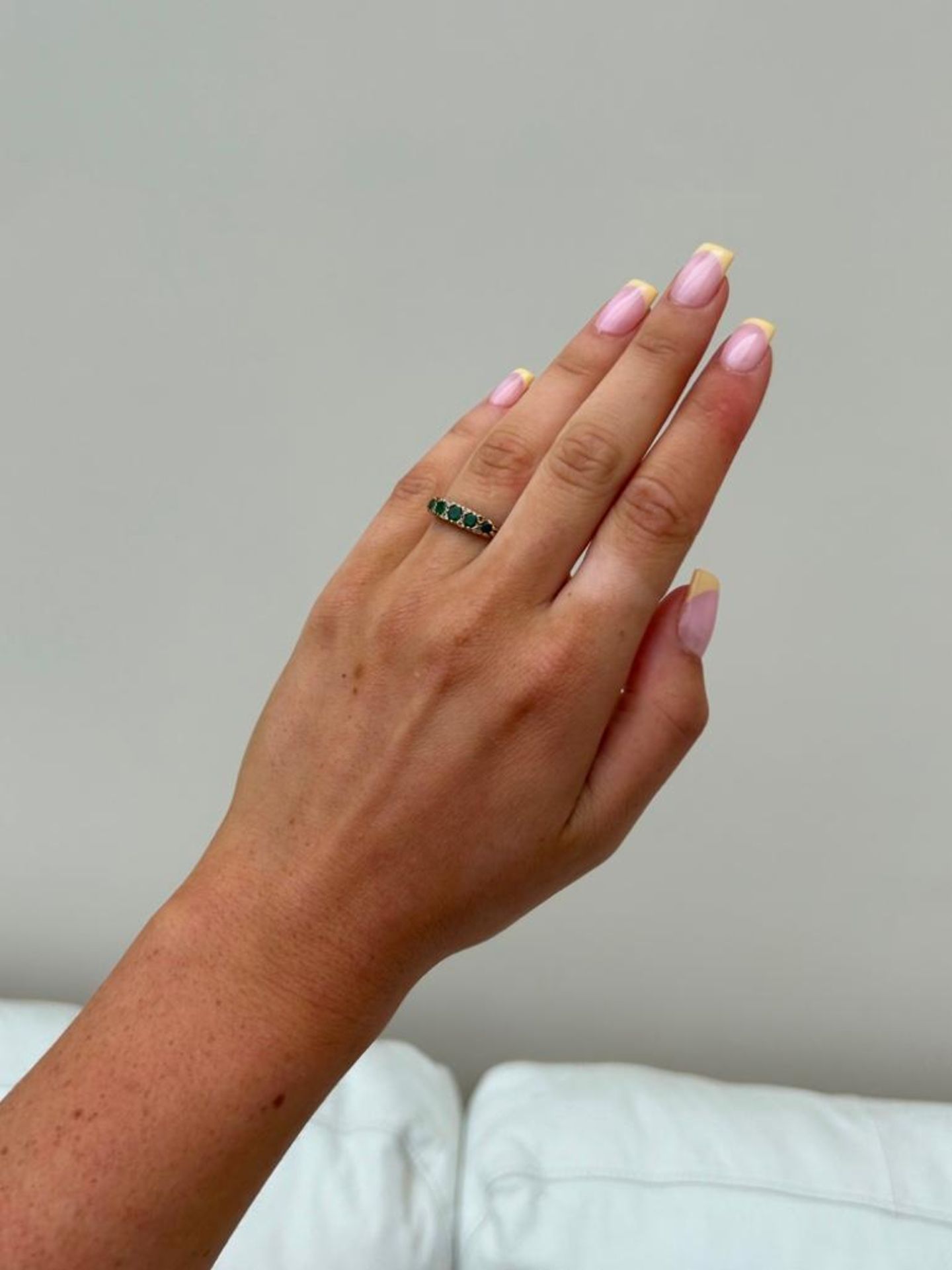 18ct Yellow Gold Emerald 5 Stone Ring with Diamond Points - Image 3 of 8