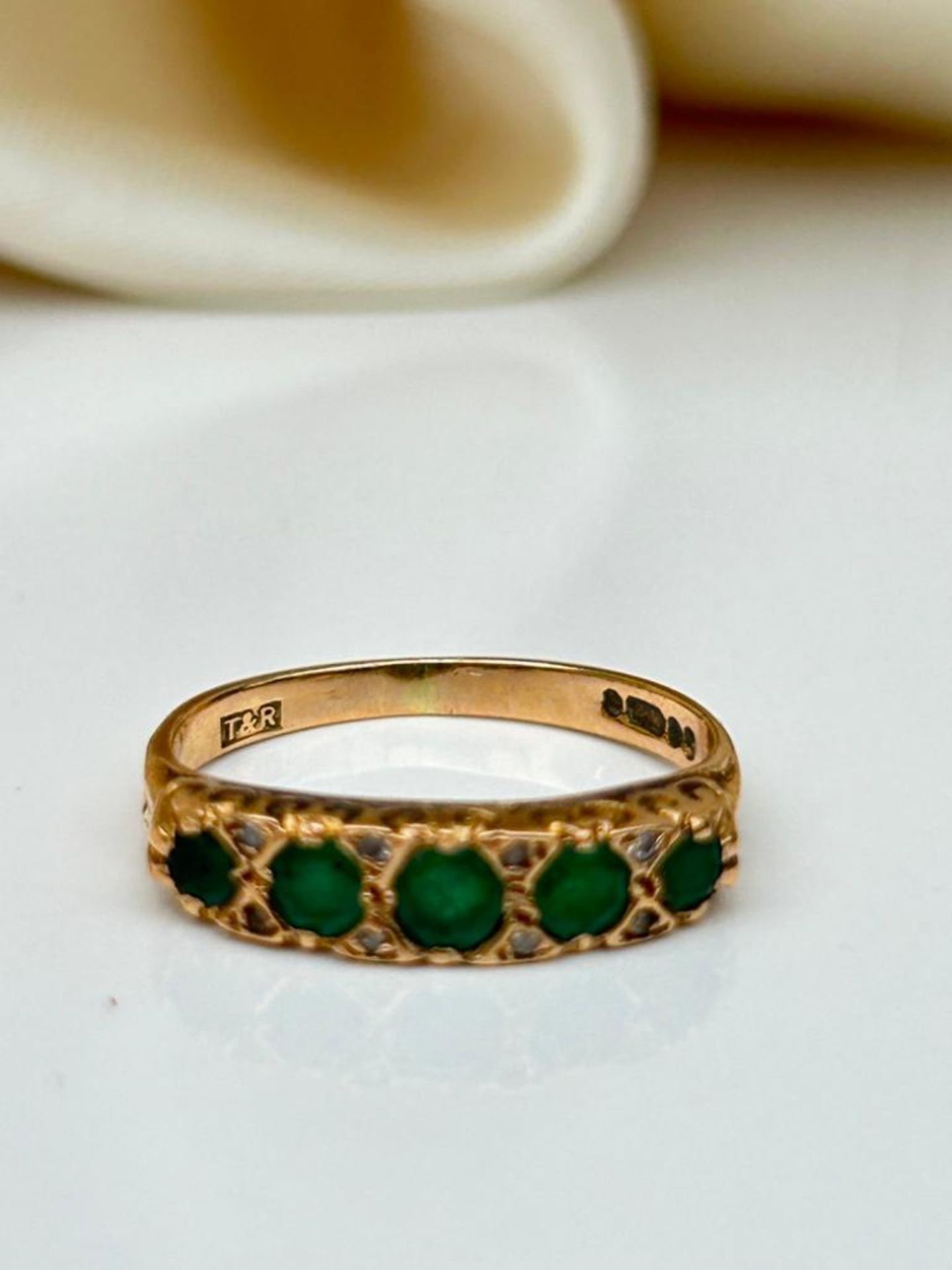 18ct Yellow Gold Emerald 5 Stone Ring with Diamond Points - Image 7 of 8