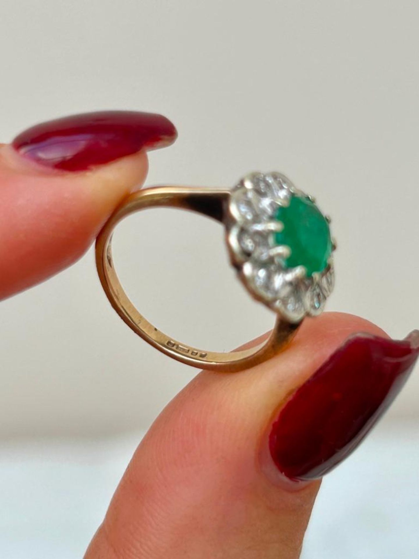 Emerald and Diamond Cluster Ring in 9ct Gold - Image 6 of 7