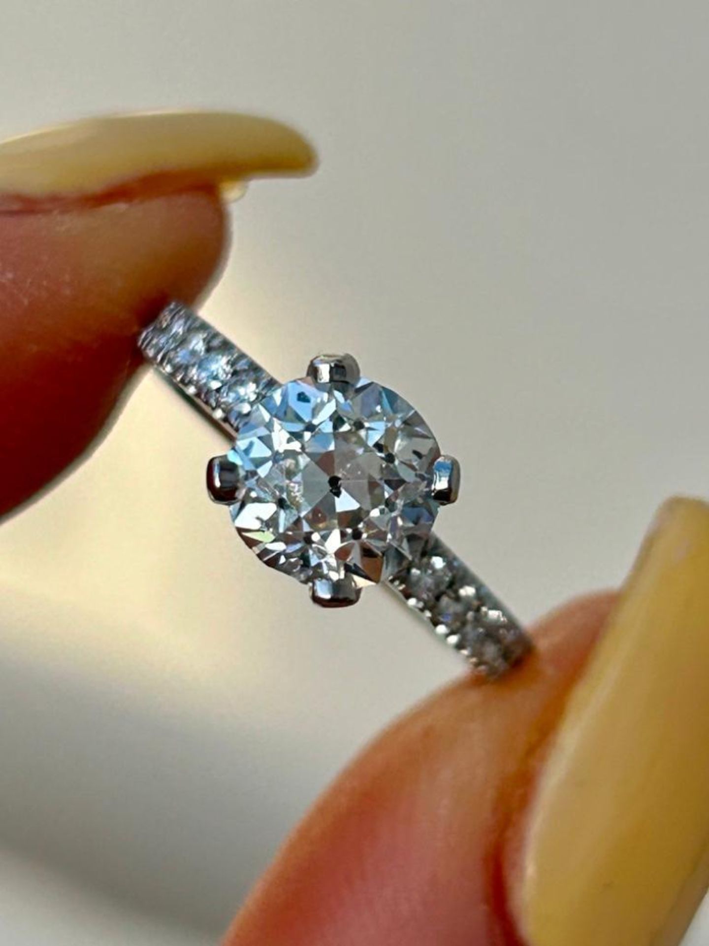 Outstanding Platinum 1.63 Carat Centre Stone Diamond Solitaire Engagement Style Ring - Image 6 of 11