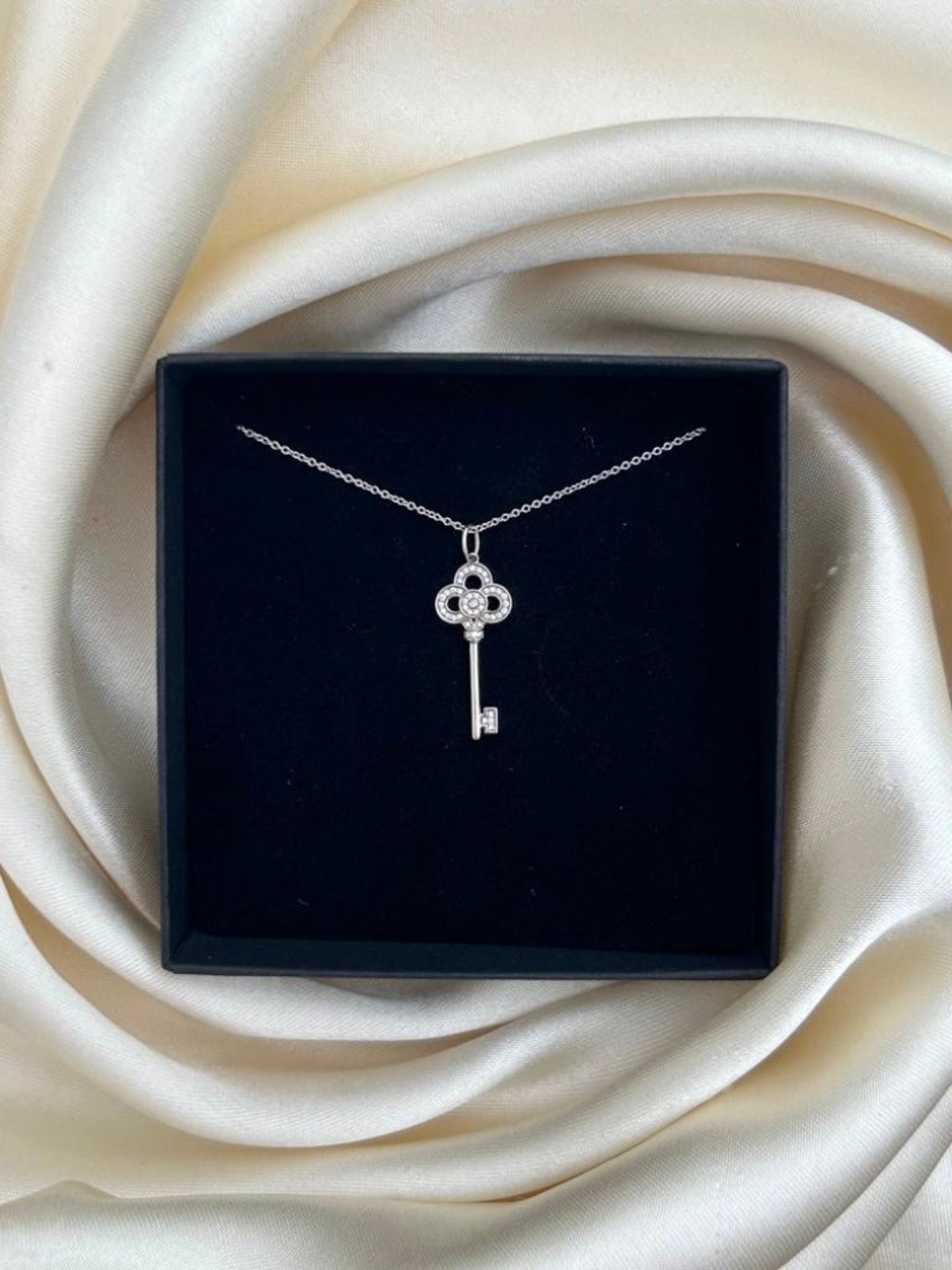Amazing Tiffany 18ct White Gold Diamond Key Pendant on Tiffany Chain - Image 6 of 7