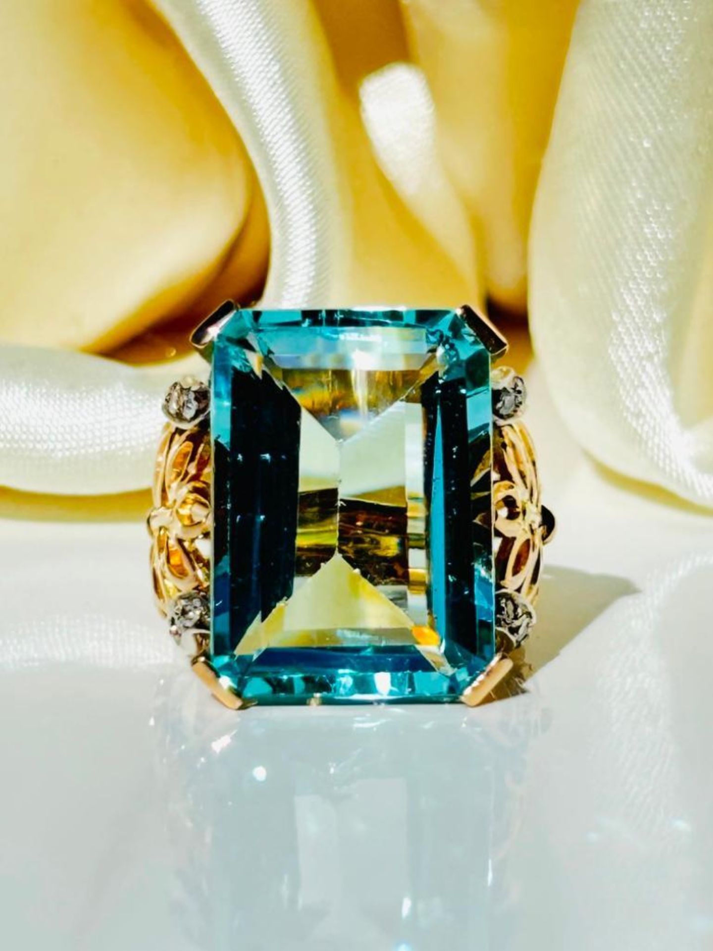 Outstanding Huge 18ct Yellow Gold Aquamarine and Diamond Cocktail Ring - Image 3 of 12