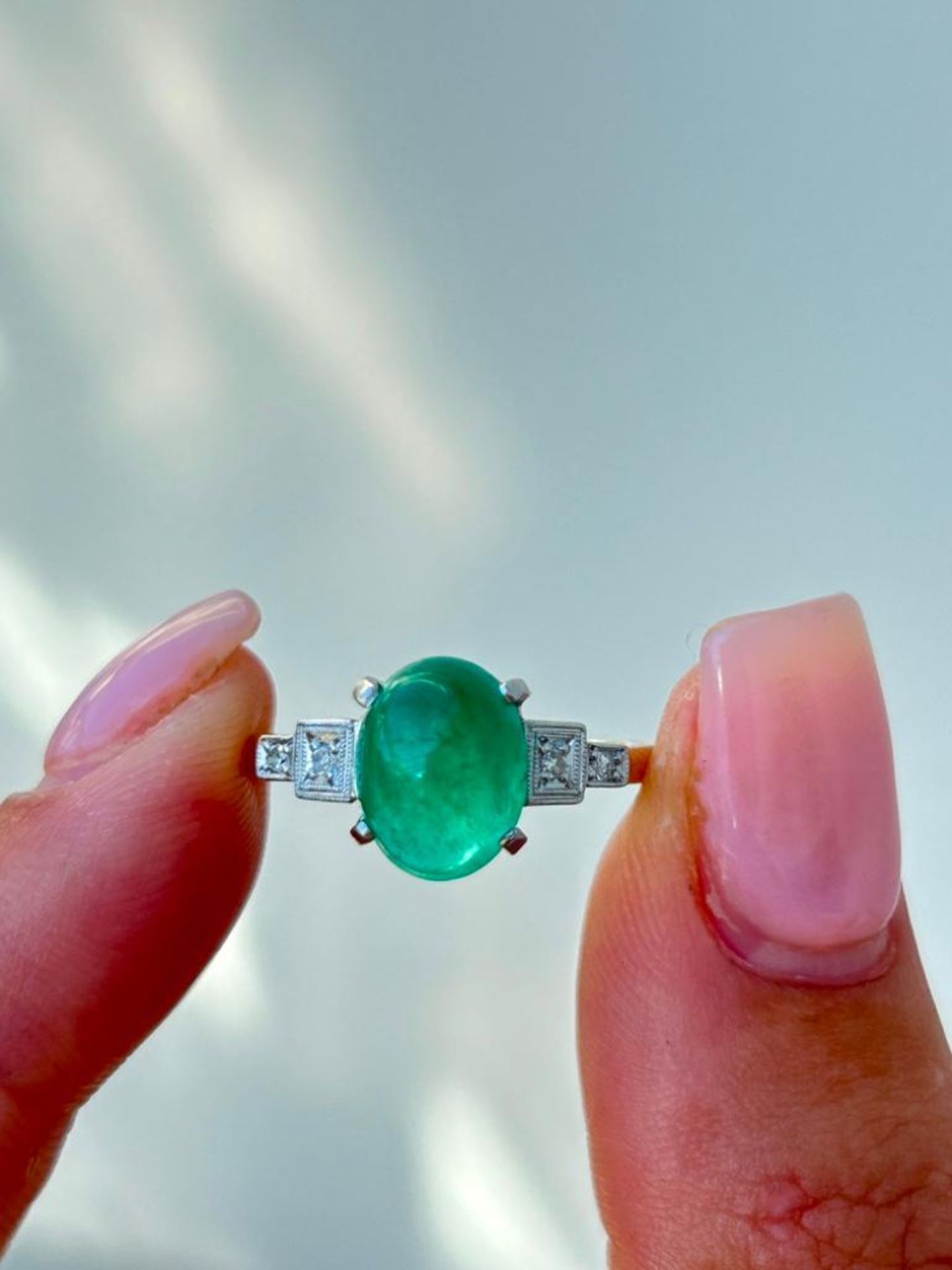 Vintage Emerald and Diamond 18 Carat Gold Ring - Image 2 of 10