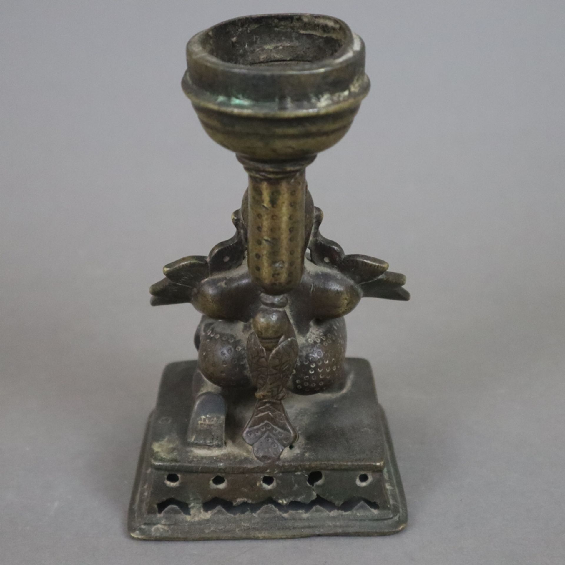 Bronzeleuchter mit figürlichem Schaft - Indien, 19.Jh. oder früher, kleine Schale von 4 cm-Dm. getr - Image 7 of 8