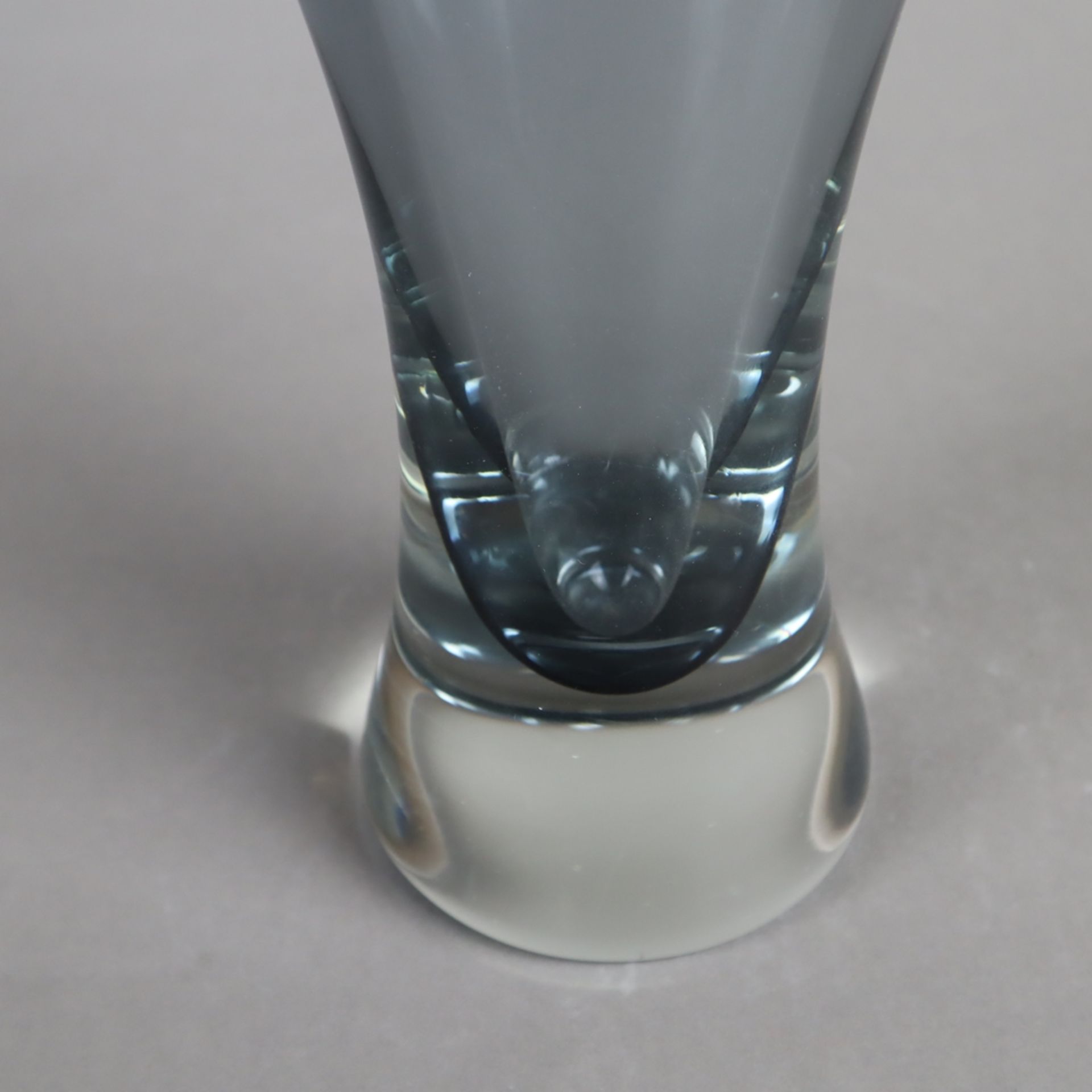 Glasvase - Formia, Murano, farbloses Glas, rauchblau unterfangen, Keulenform, schmale Mündung seitl - Bild 4 aus 6