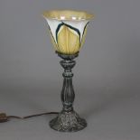 Jugendstil Tischlampe - um 1900/10, floral reliefierter Metallfuß, bronziert, glockenförmiger Glass