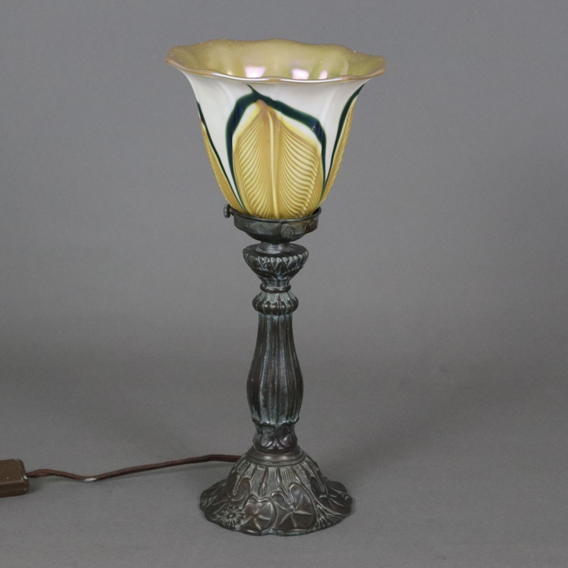 Jugendstil Tischlampe - um 1900/10, floral reliefierter Metallfuß, bronziert, glockenförmiger Glass