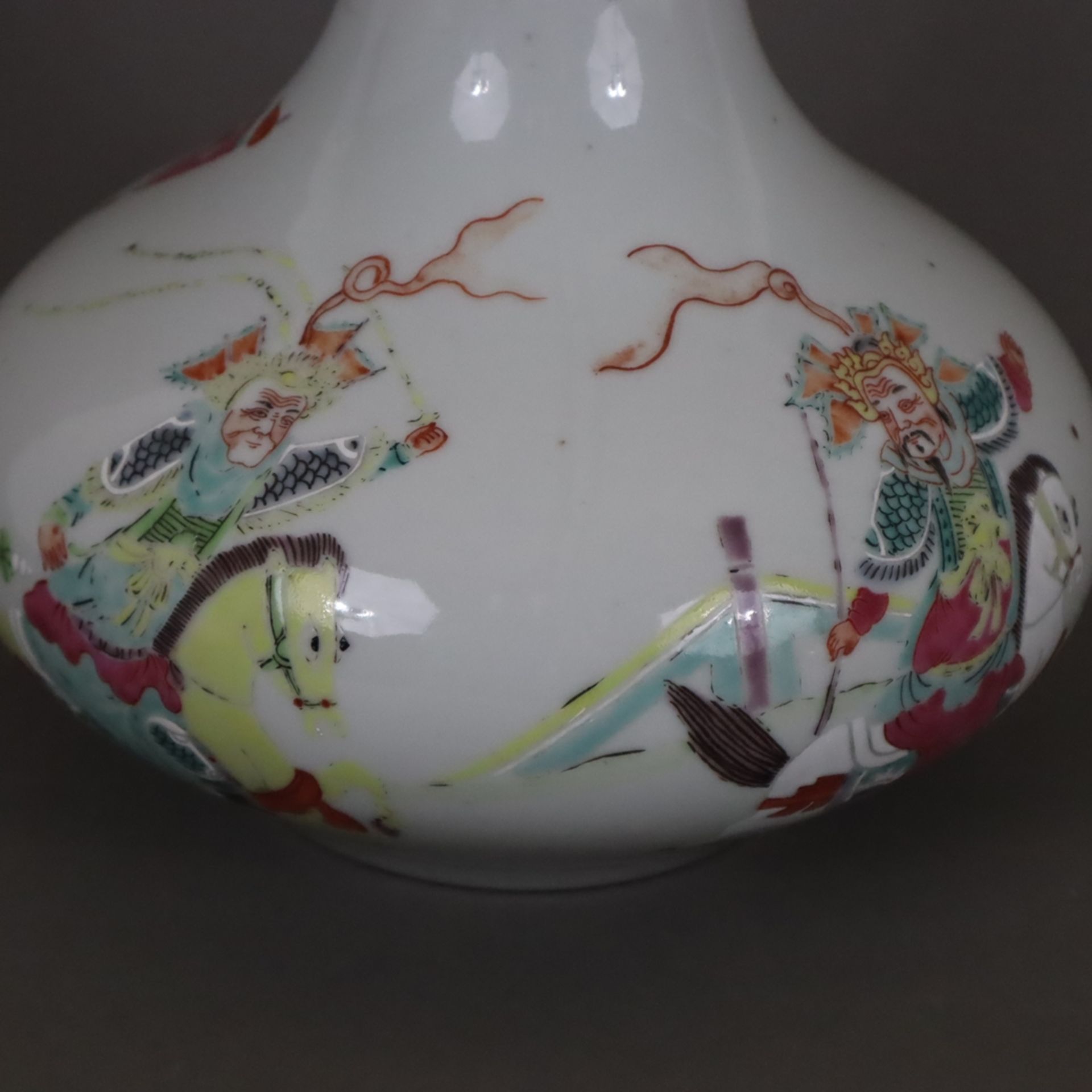 Famille rose-Porzellanvase - China 20. Jh., gedrückte Flaschenform, bemalt in polychromen Aufglasur - Image 3 of 11