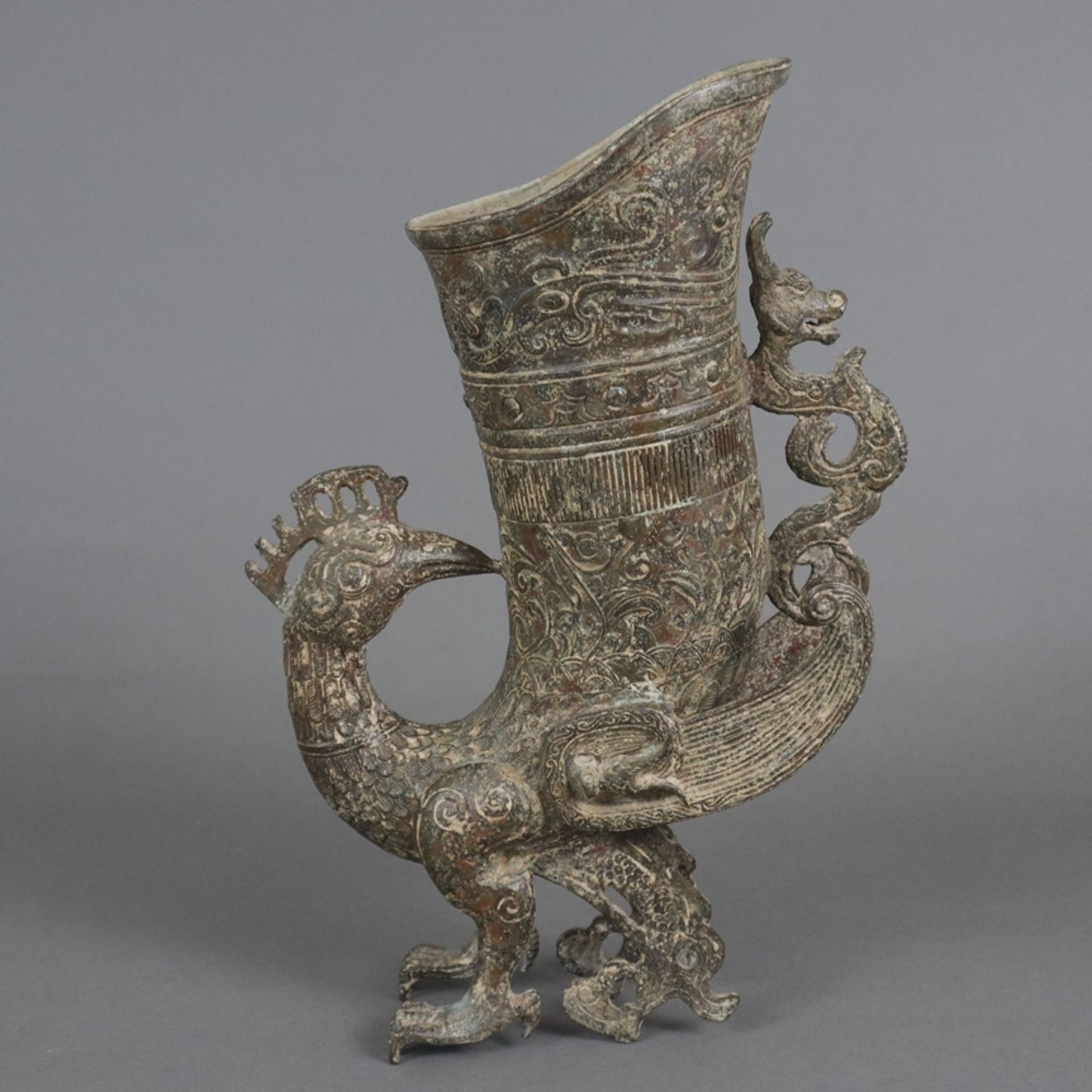 Gefäß in Vogelform - China, in der Art der „zun“-Gefäße aus der Shang-Zeit, gegossene Bronzelegieru