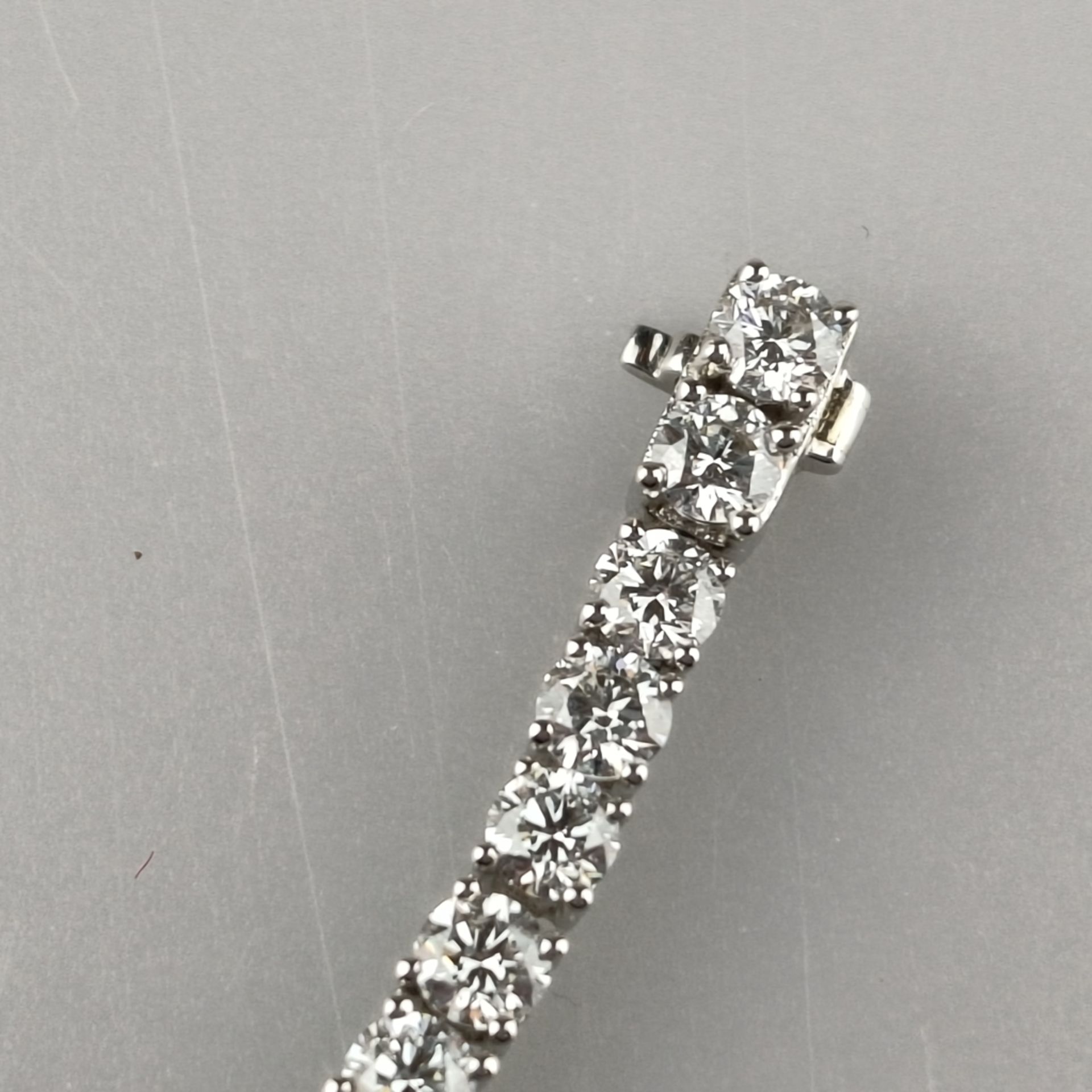 18K-Tennisarmband - Weißgold 750/000, ausgefasst mit 54 Diamanten im Brillantschliff zus. ca. 4,3 c - Bild 8 aus 9