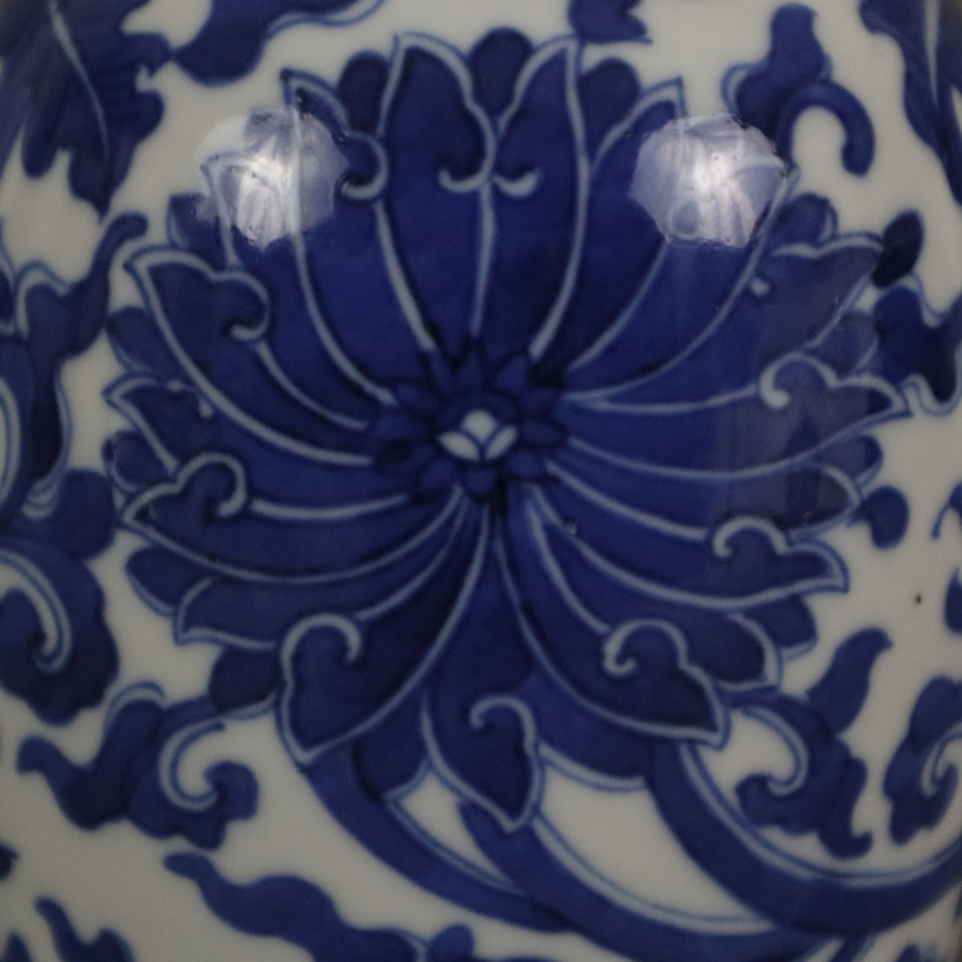 Blauweiß-Balustervase - China, leicht ovoid geformte Balustervase mit eingeschnürter Mündung, flora - Bild 4 aus 7