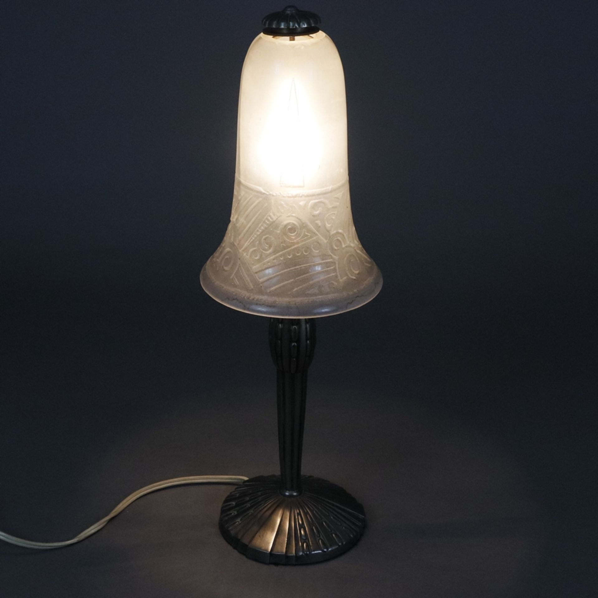 Art Déco-Tischlampe - Frankreich um 1920/30, runder reliefierter Metallfuß, glockenförmiger Lampens - Image 9 of 9