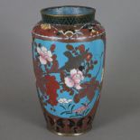 Cloisonné-Vase - Japan, 19.Jh., leicht gebauchte Balusterform, abgerundete Schulter mit verengter M