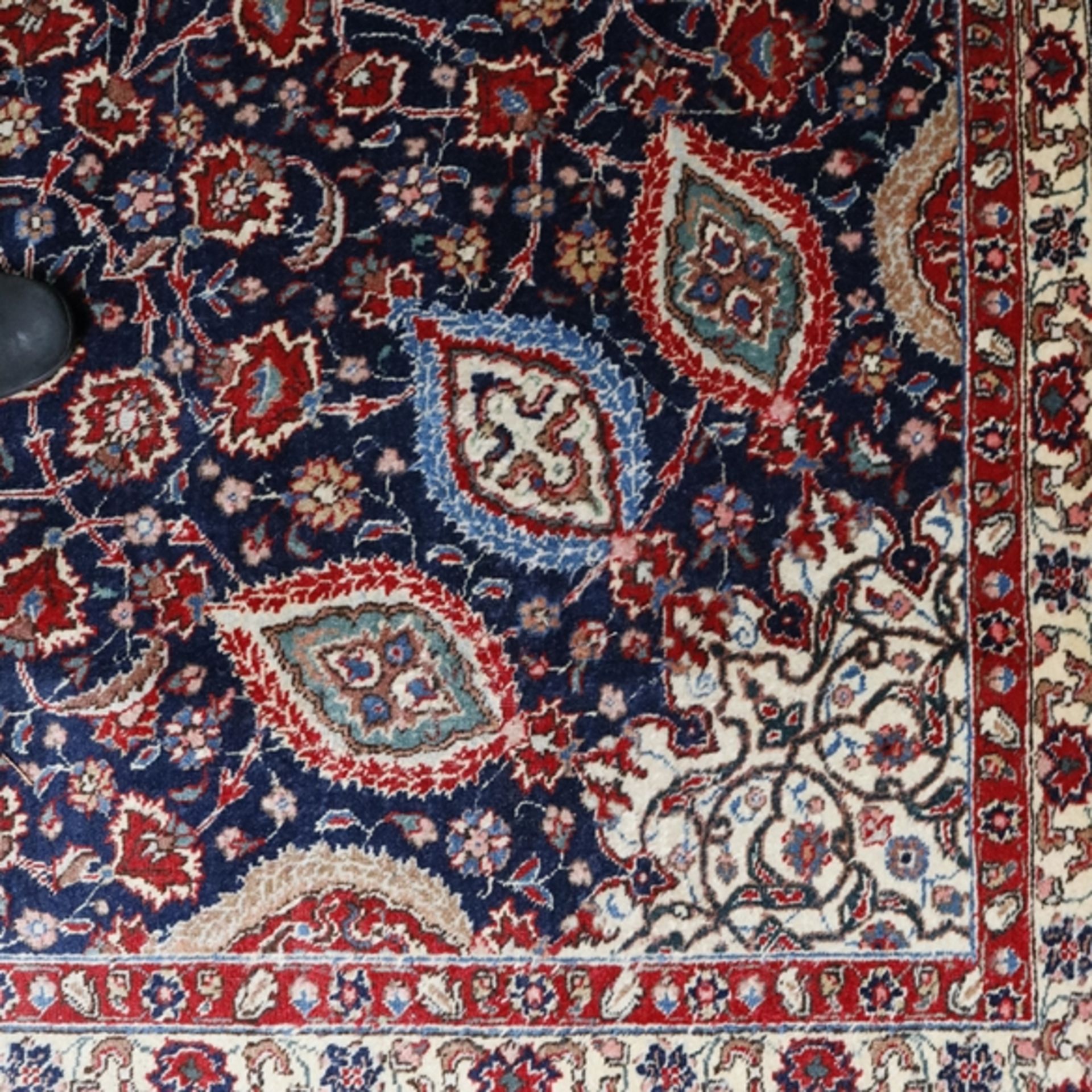 Großer Täbriz-Teppich - Persien, Wolle, dunkelblaugrundiges Innenfeld, ornamentaler Dekor mit flora - Bild 6 aus 10