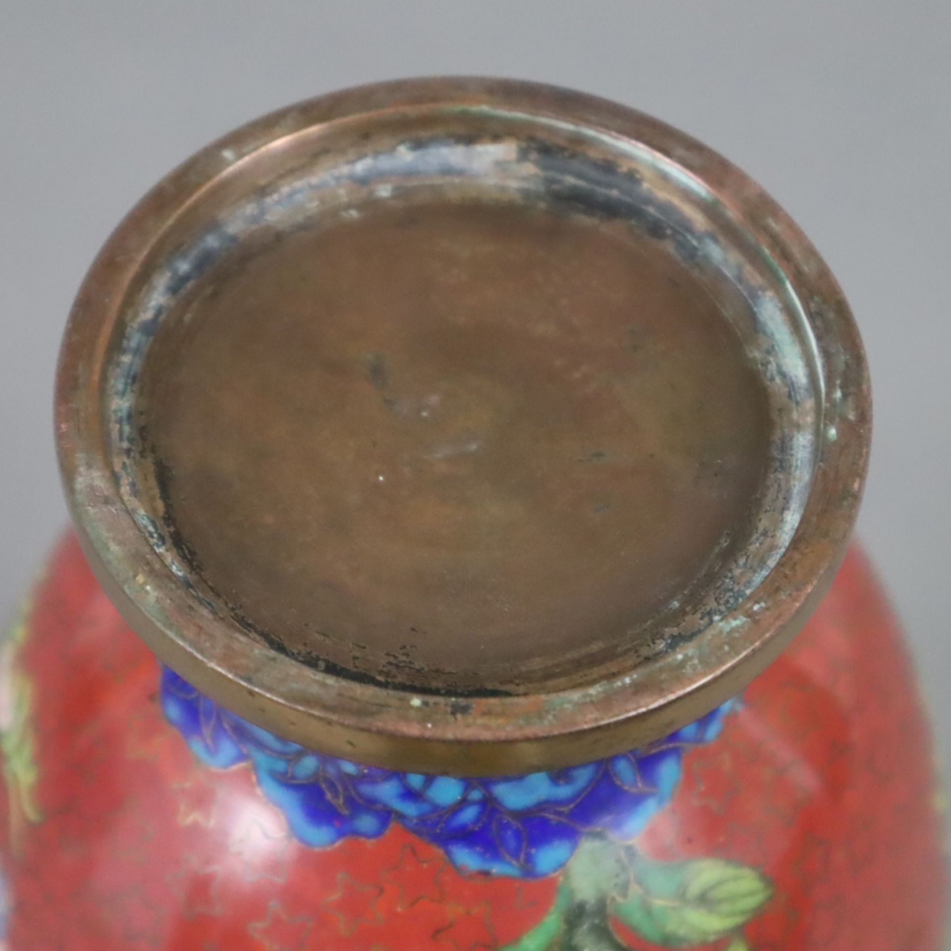 Cloisonné Vase - China, ausgehende Qing-Dynastie, Balusterform mit langgezogenem Hals und ausgestel - Image 10 of 10