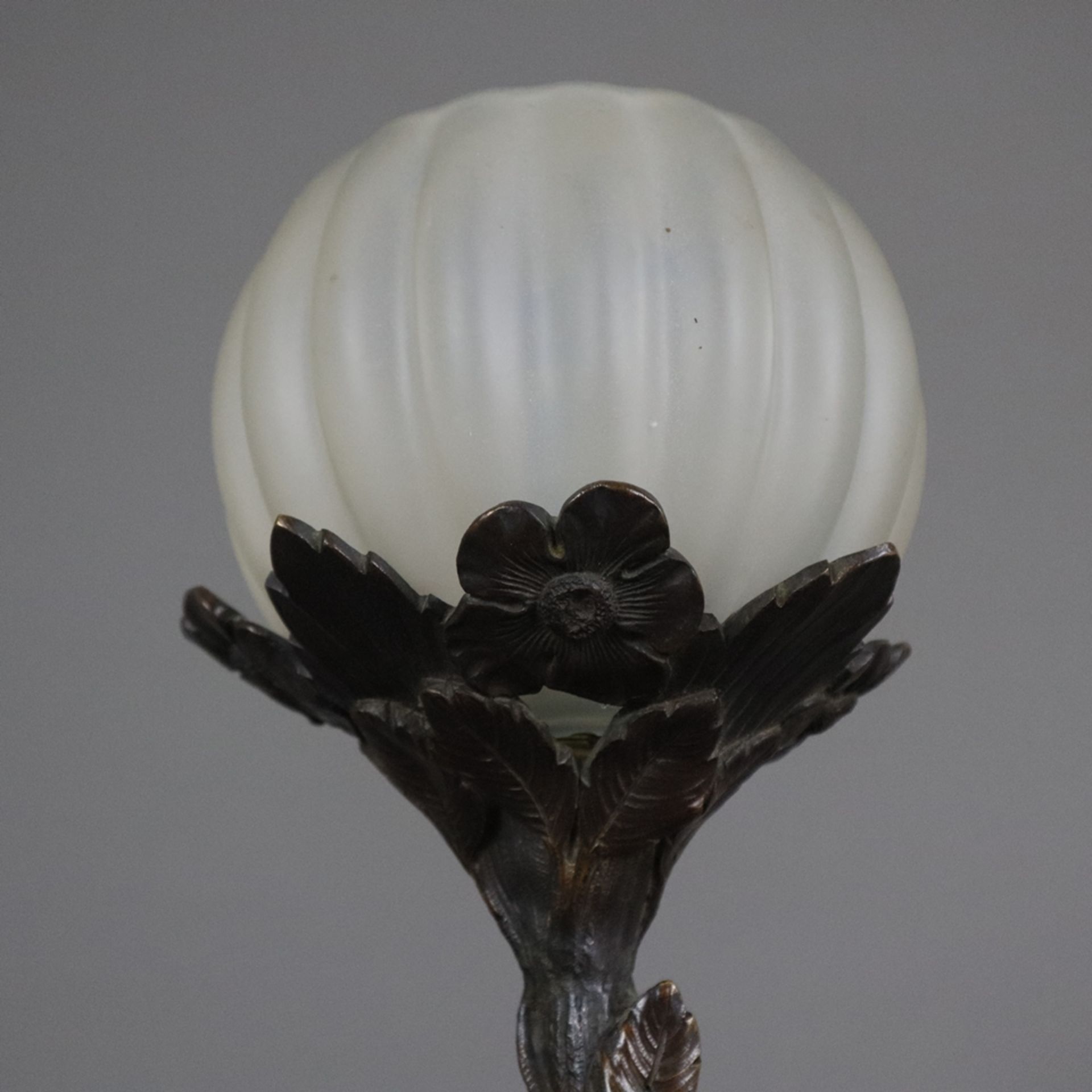 Jugendstil-Tischlampe - um 1900/10, Sockel signiert "H. Sibeud" für Hélène Sibeud (XIX-XX), Bronze, - Image 7 of 13