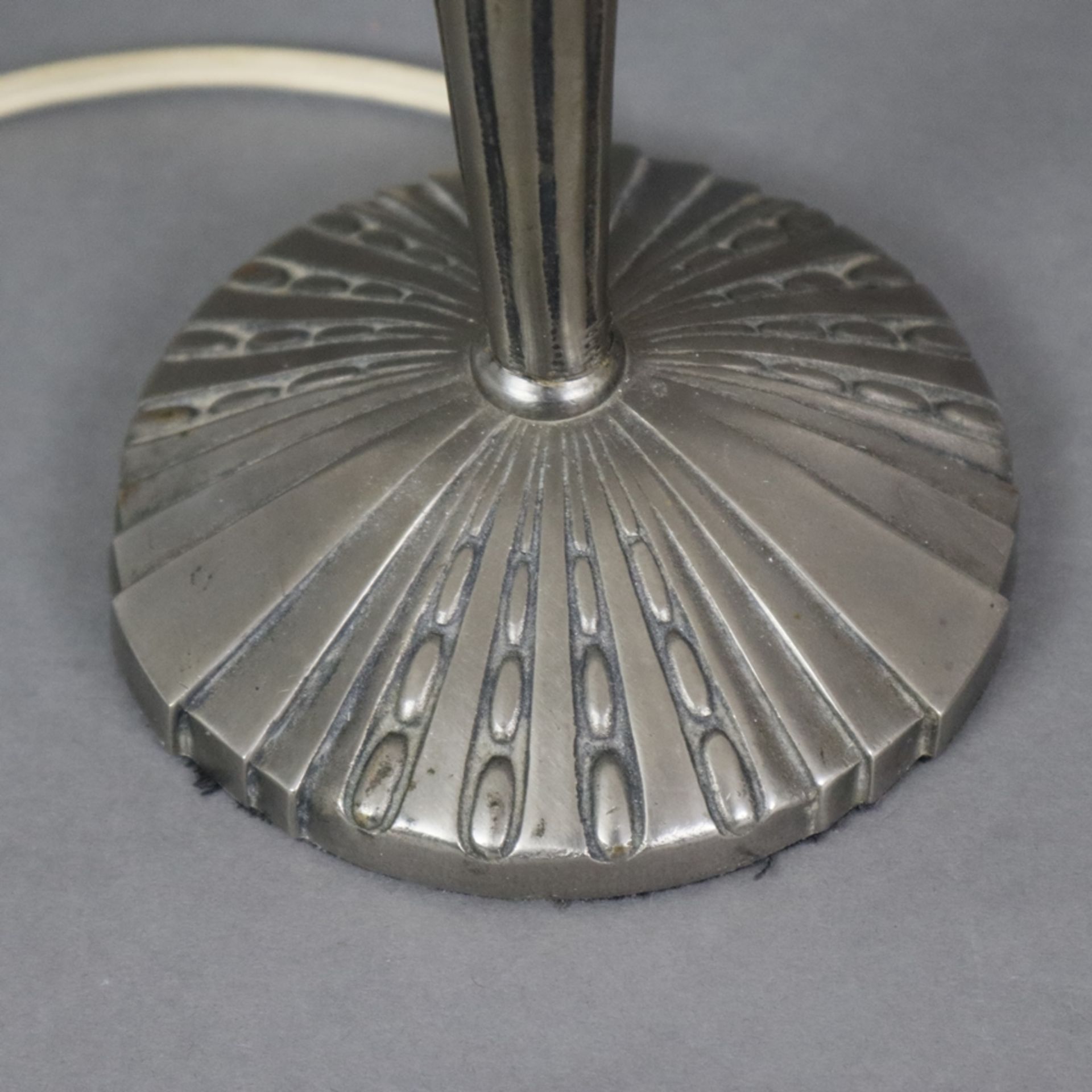 Art Déco-Tischlampe - Frankreich um 1920/30, runder reliefierter Metallfuß, glockenförmiger Lampens - Image 8 of 9