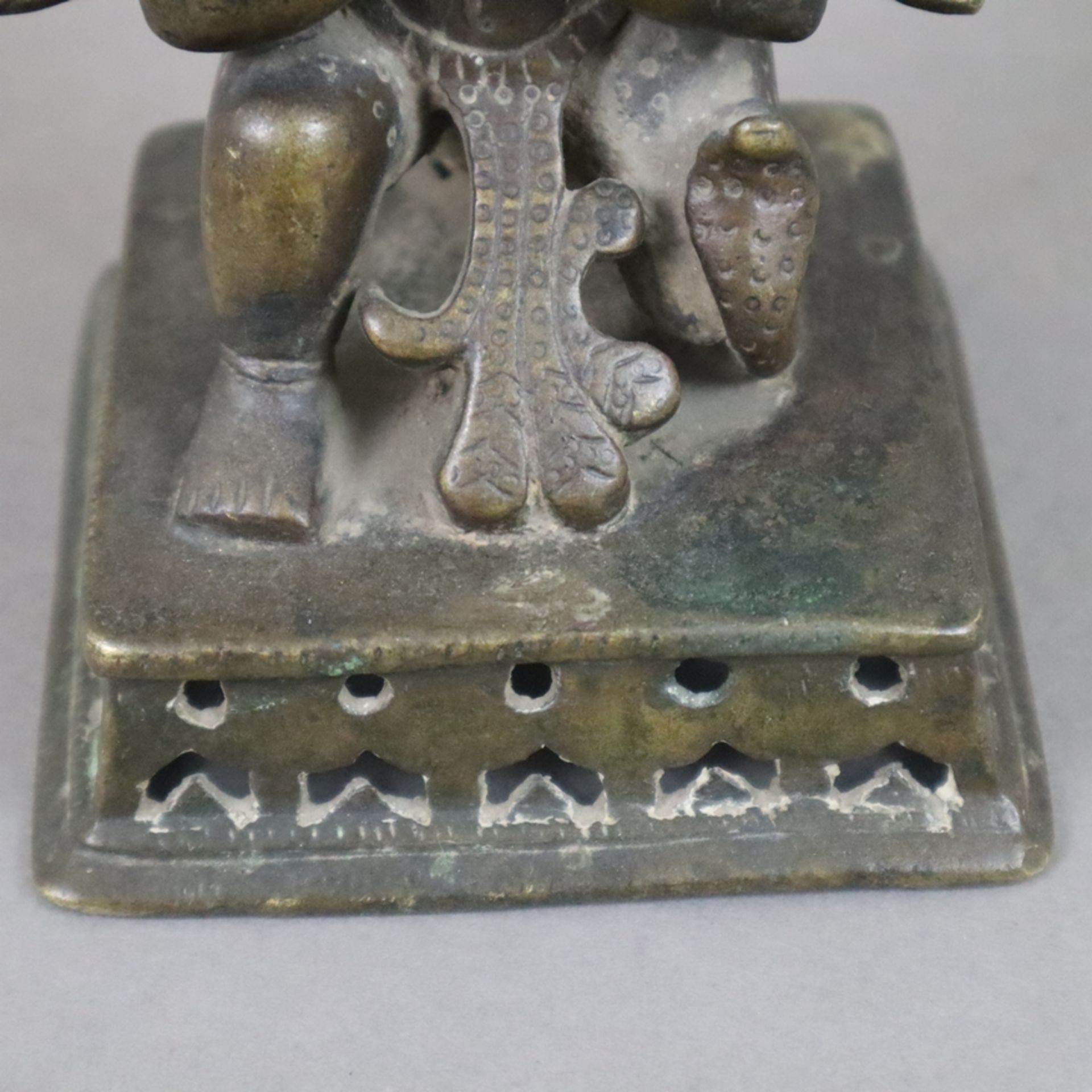 Bronzeleuchter mit figürlichem Schaft - Indien, 19.Jh. oder früher, kleine Schale von 4 cm-Dm. getr - Image 6 of 8