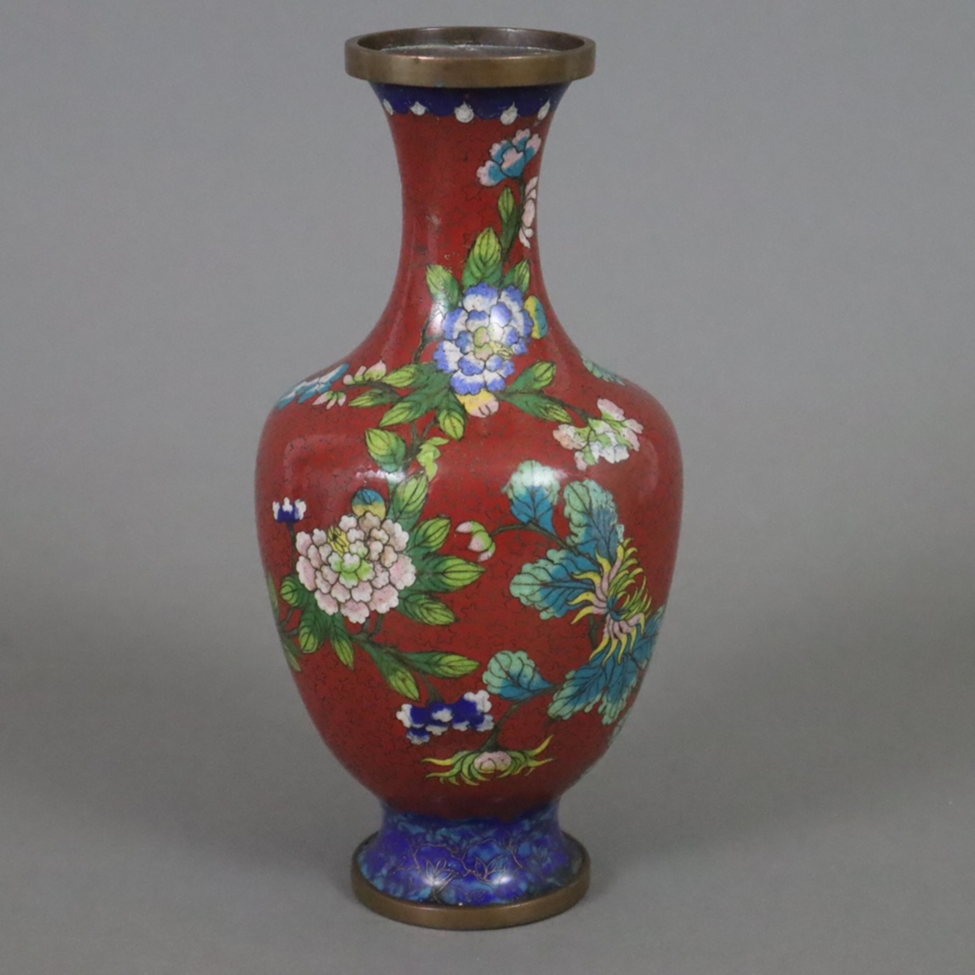 Cloisonné Vase - China, ausgehende Qing-Dynastie, Balusterform mit langgezogenem Hals und ausgestel