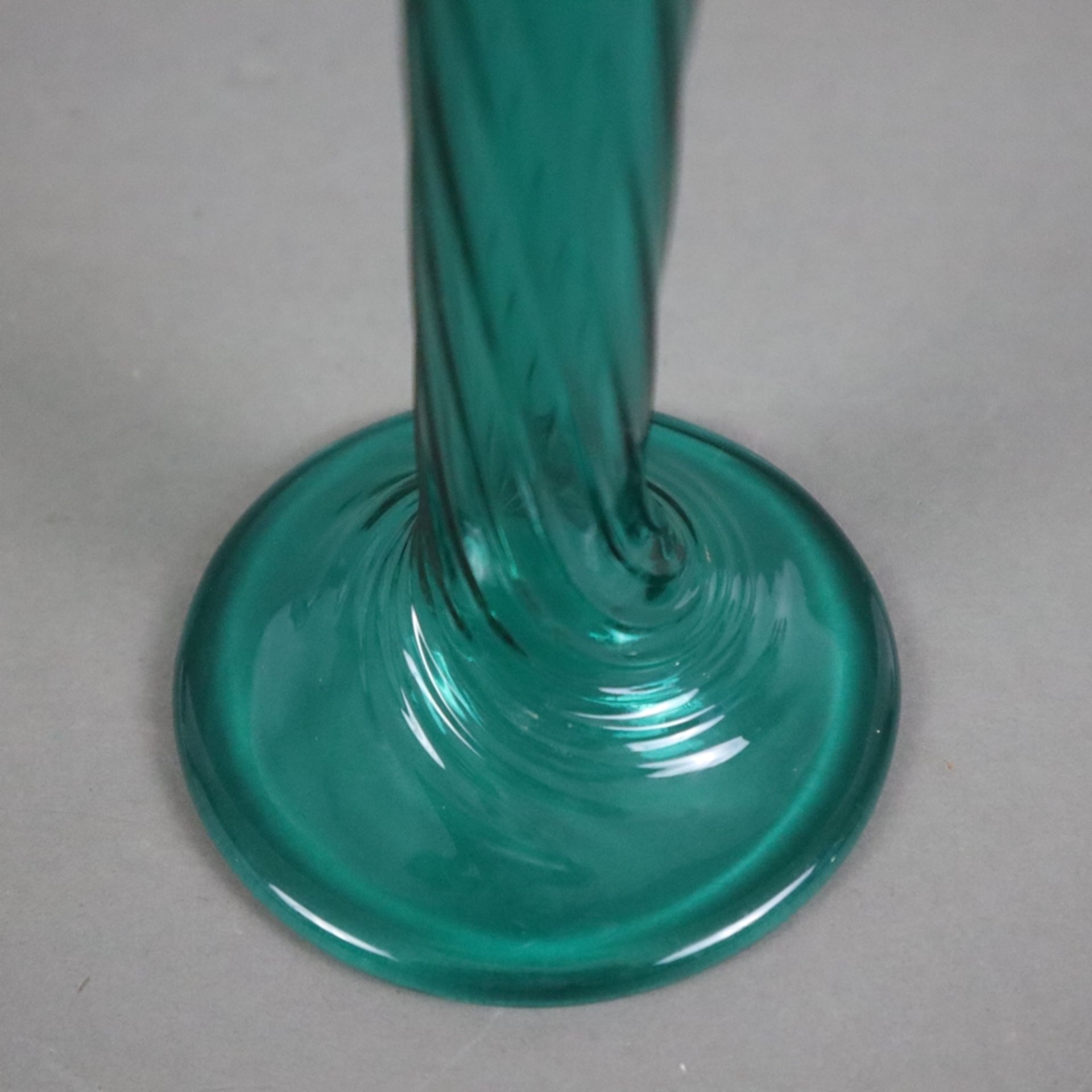 Enghalsvase - Murano, bläulich grünes Glas, über rundem Fuß konischer Korpus mit weit ausgestelltem - Bild 5 aus 6