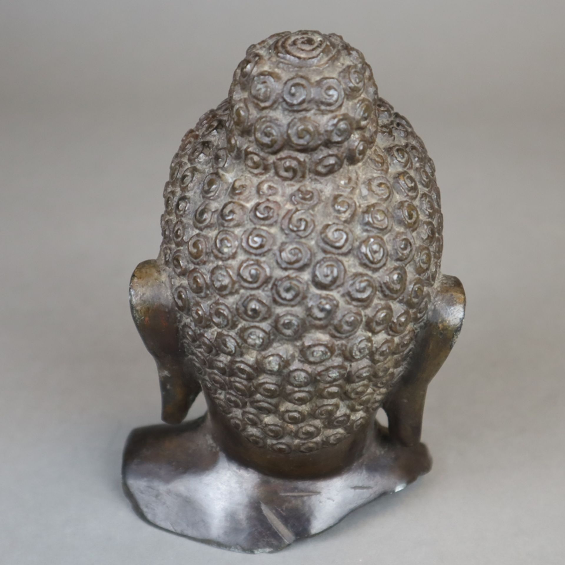 Small Buddha head - stone sculpture, India, fine facial features with meditatively half-closed eyes - Image 4 of 5