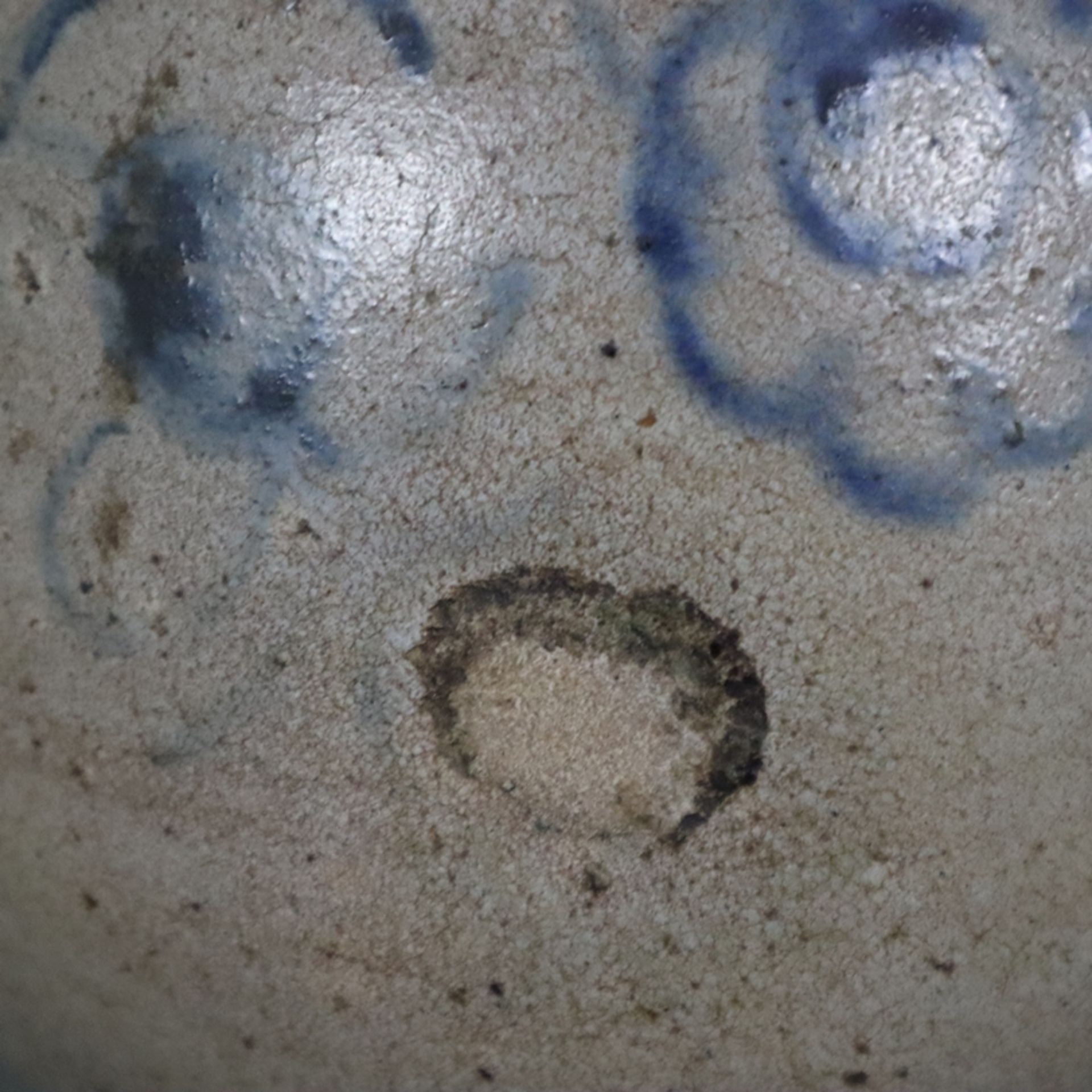 Großer Henkelkrug - Westerwald 18. Jh., graues Steinzeug, salzglasiert, kobaltblaue Bemalung, Ritzd - Bild 7 aus 9