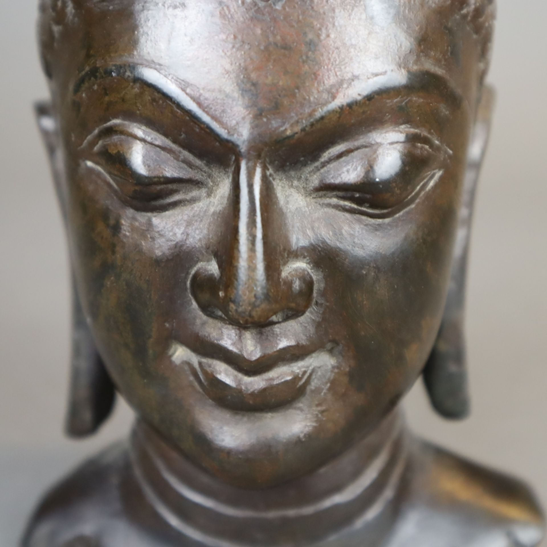 Small Buddha head - stone sculpture, India, fine facial features with meditatively half-closed eyes - Image 2 of 5
