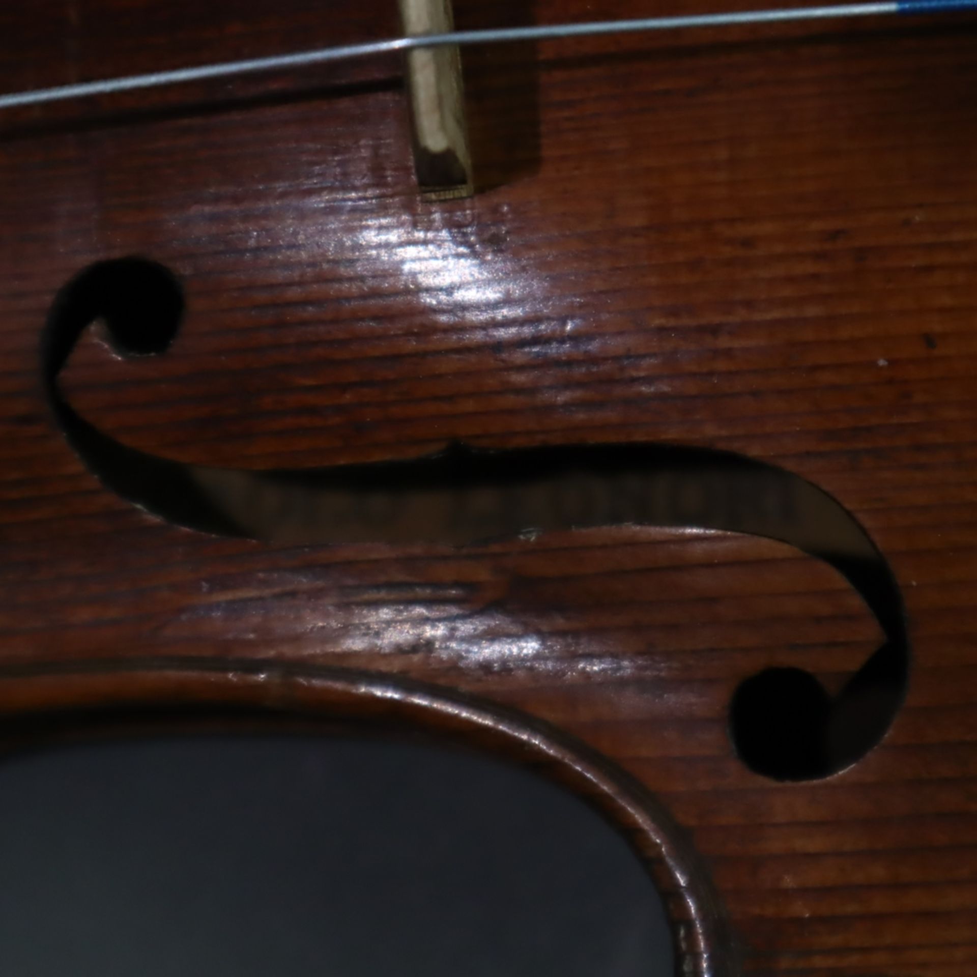 Schmale Geige - Italien, auf dem Faksimile-Etikett bezeichnet "Paolo Leonori / Roma 1949", einteili - Image 6 of 7